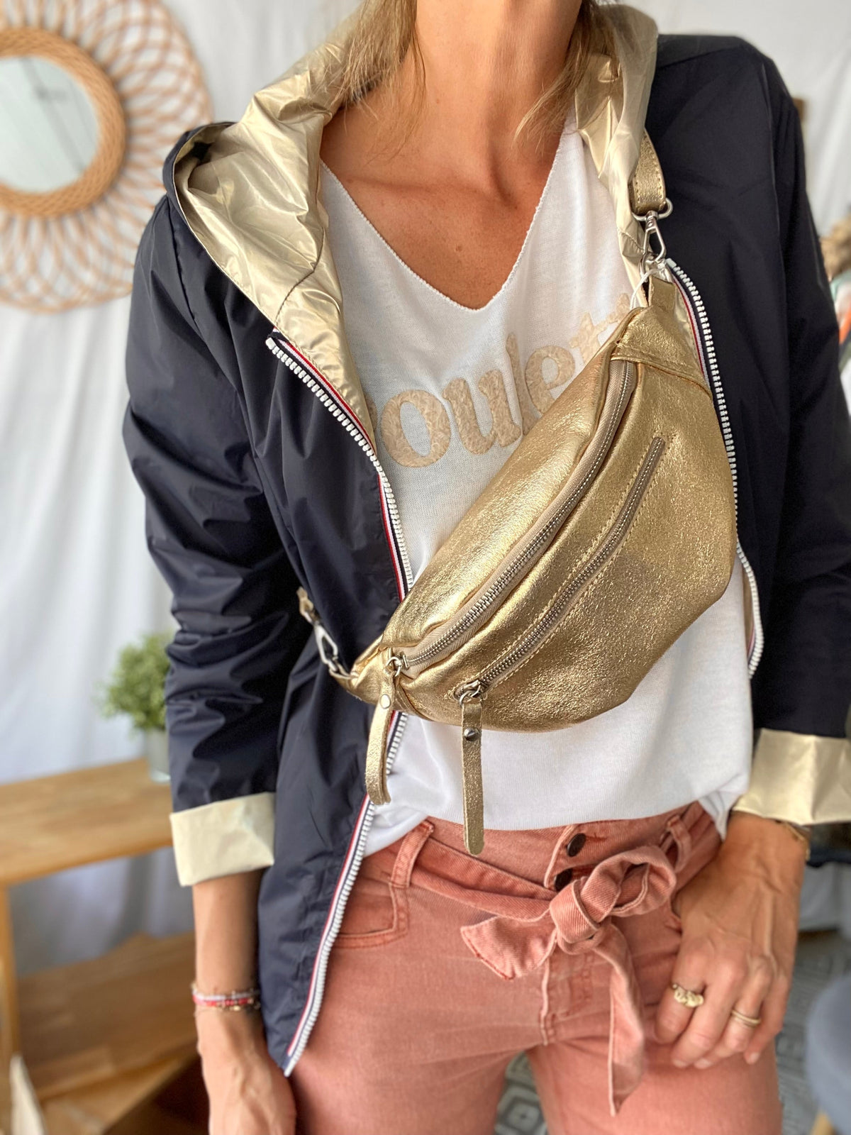 Comment entretenir mon sac banane en cuir irisé ou en croûte de cuir ?