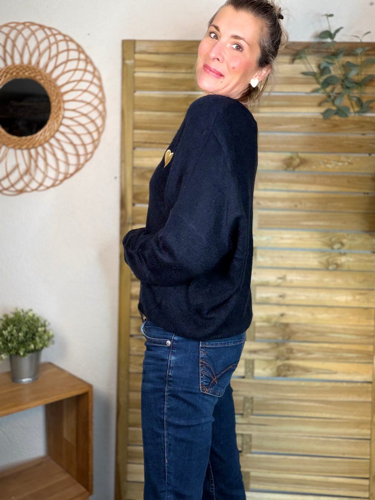 Pull léger en maille col V cœur doré brodé 💛 MELINA - Bleu marine