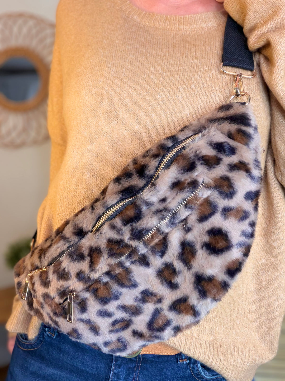 Sac banane L avec poche zippĂ©e avant, fourrure LĂ©o Taupe - STACEY đ