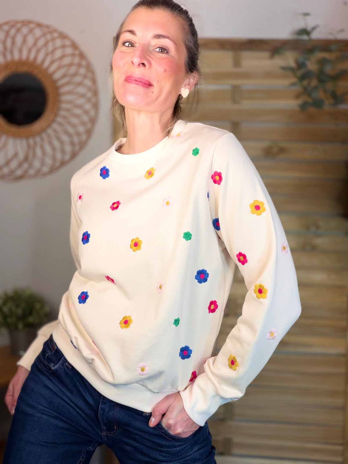 Sweat Beige fleurs multico brodés 🌸 ELISA - FIN DE SÉRIE