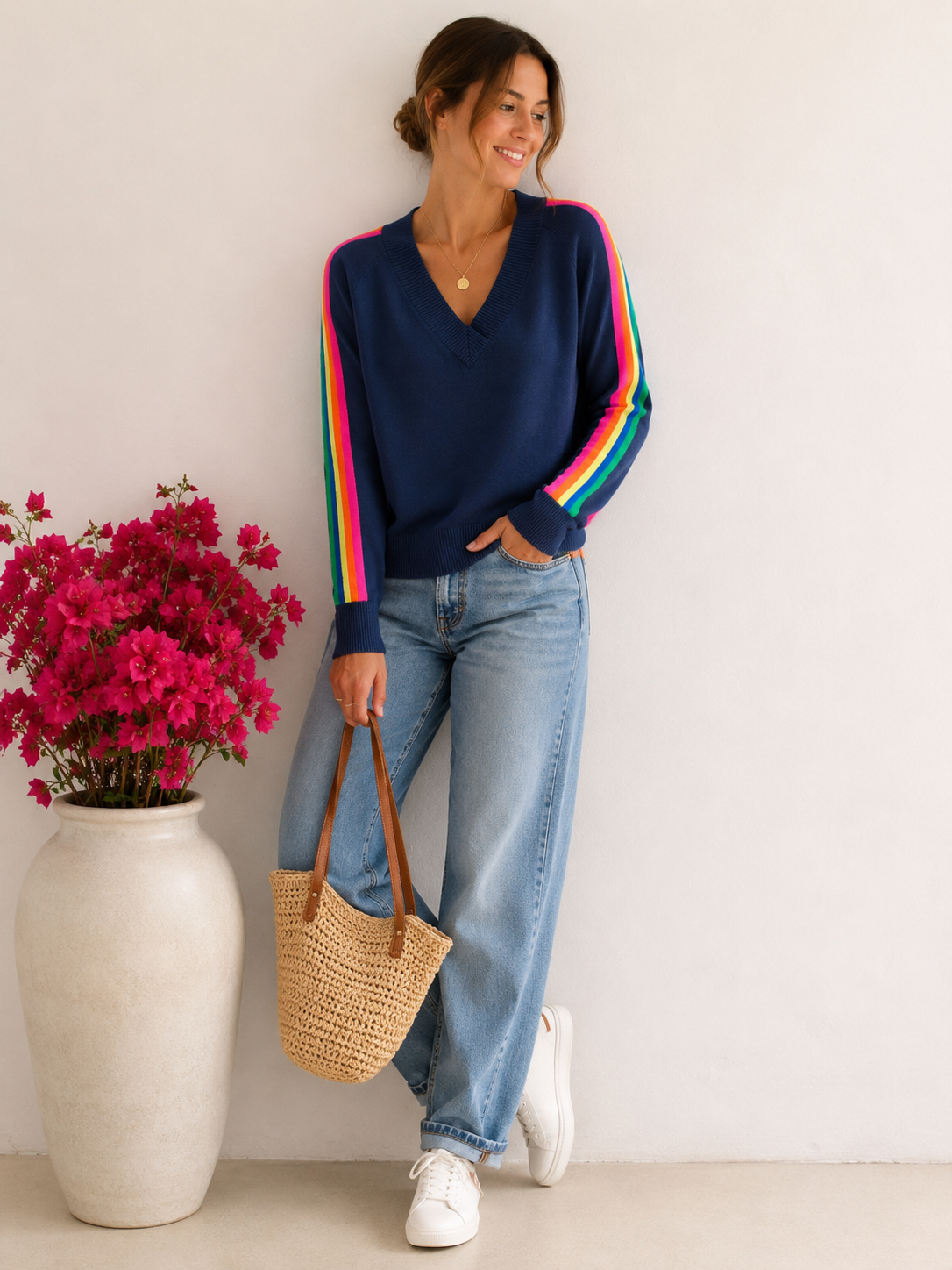 Pull fin avec bandes arc en ciel, col V - RAINBOW 🌈 Bleu marine - Spring 2026