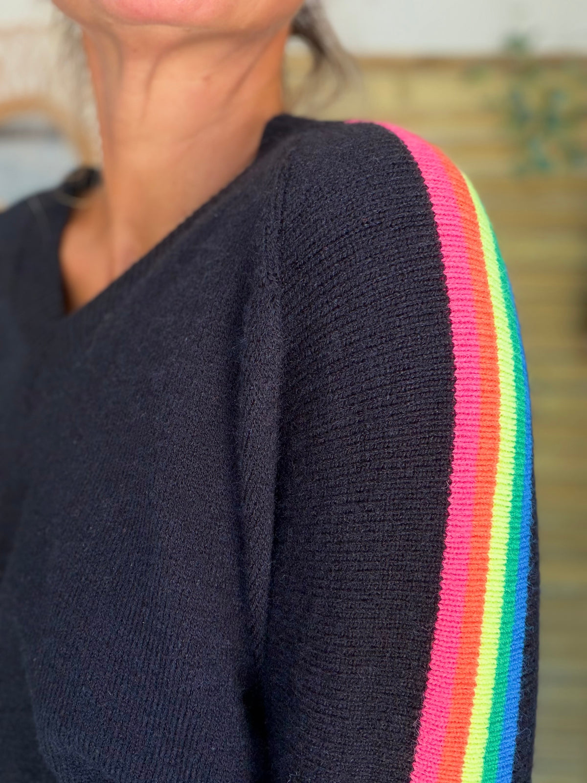 Pull épais avec bandes arc-en-ciel, col V - RAINBOW 🌈 Noir - Winter 2026