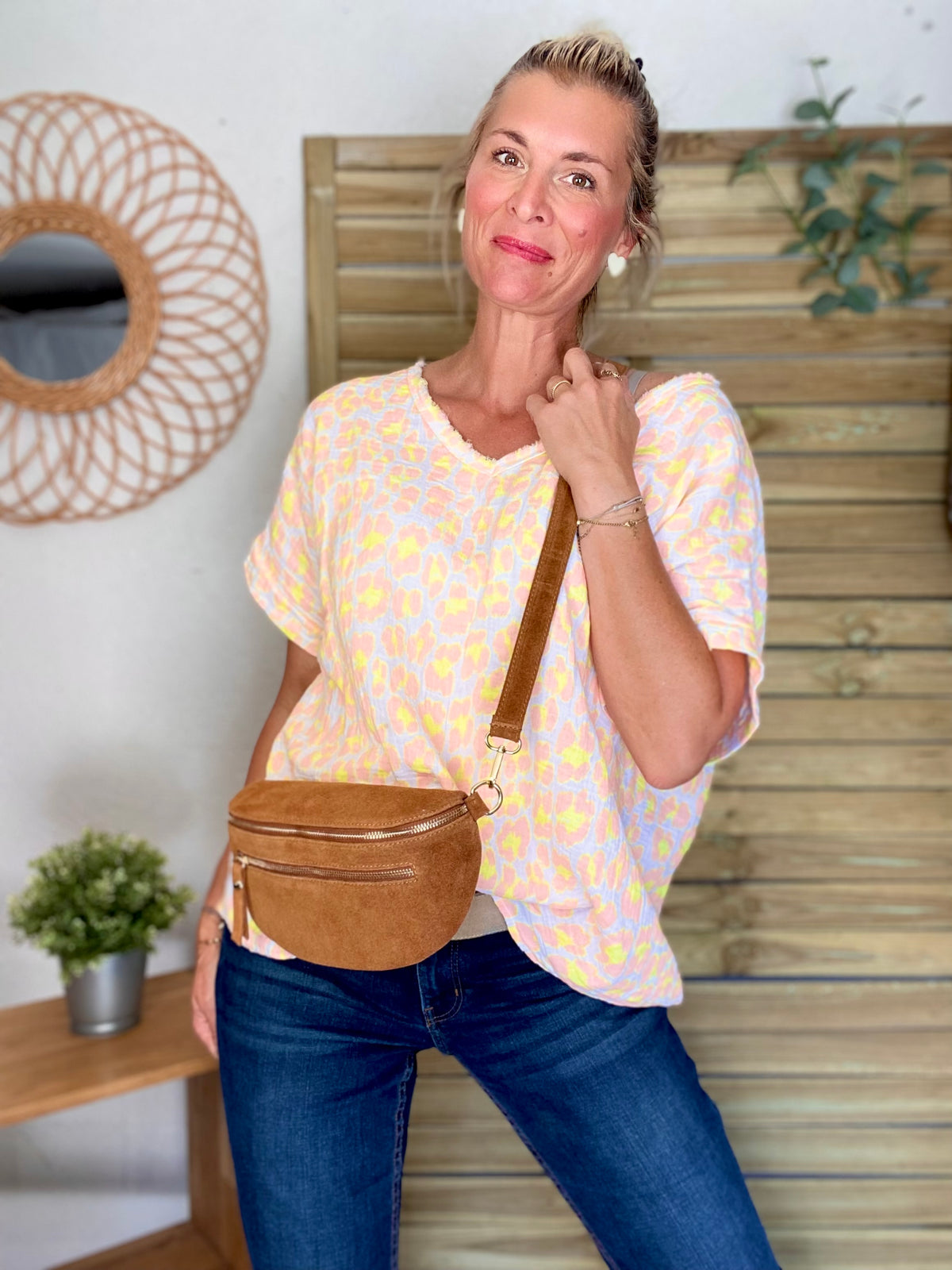 Sac banane en croûte de cuir + poche avant ALISON - Camel