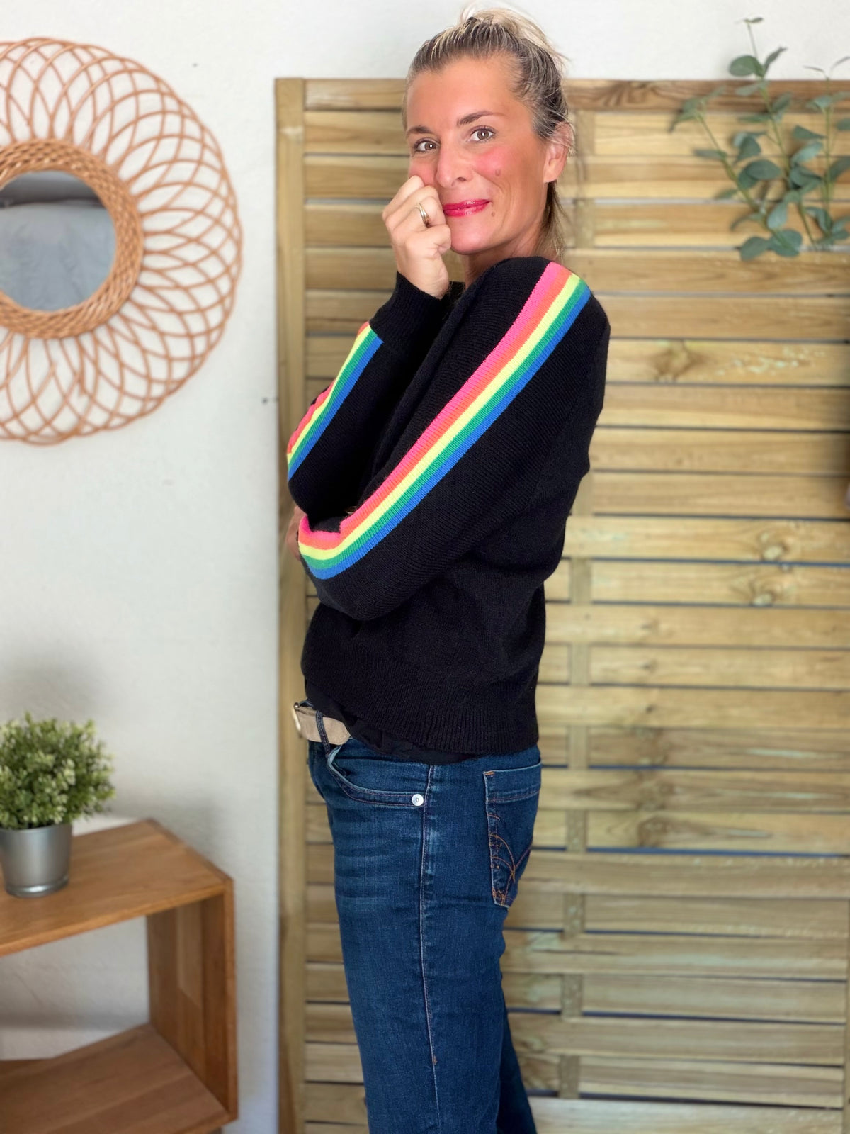 Pull épais avec bandes arc-en-ciel, col V - RAINBOW 🌈 Noir - Winter 2026