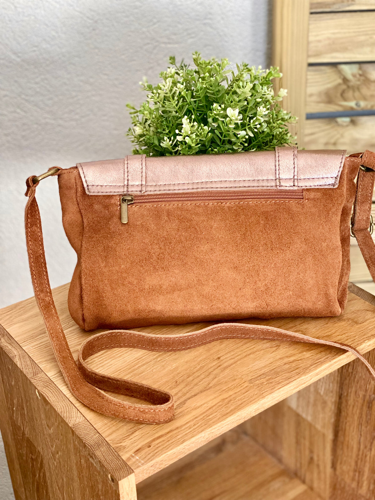 Sac bandoulière en cuir daim et irisé ESMÉE - Bronze / Camel