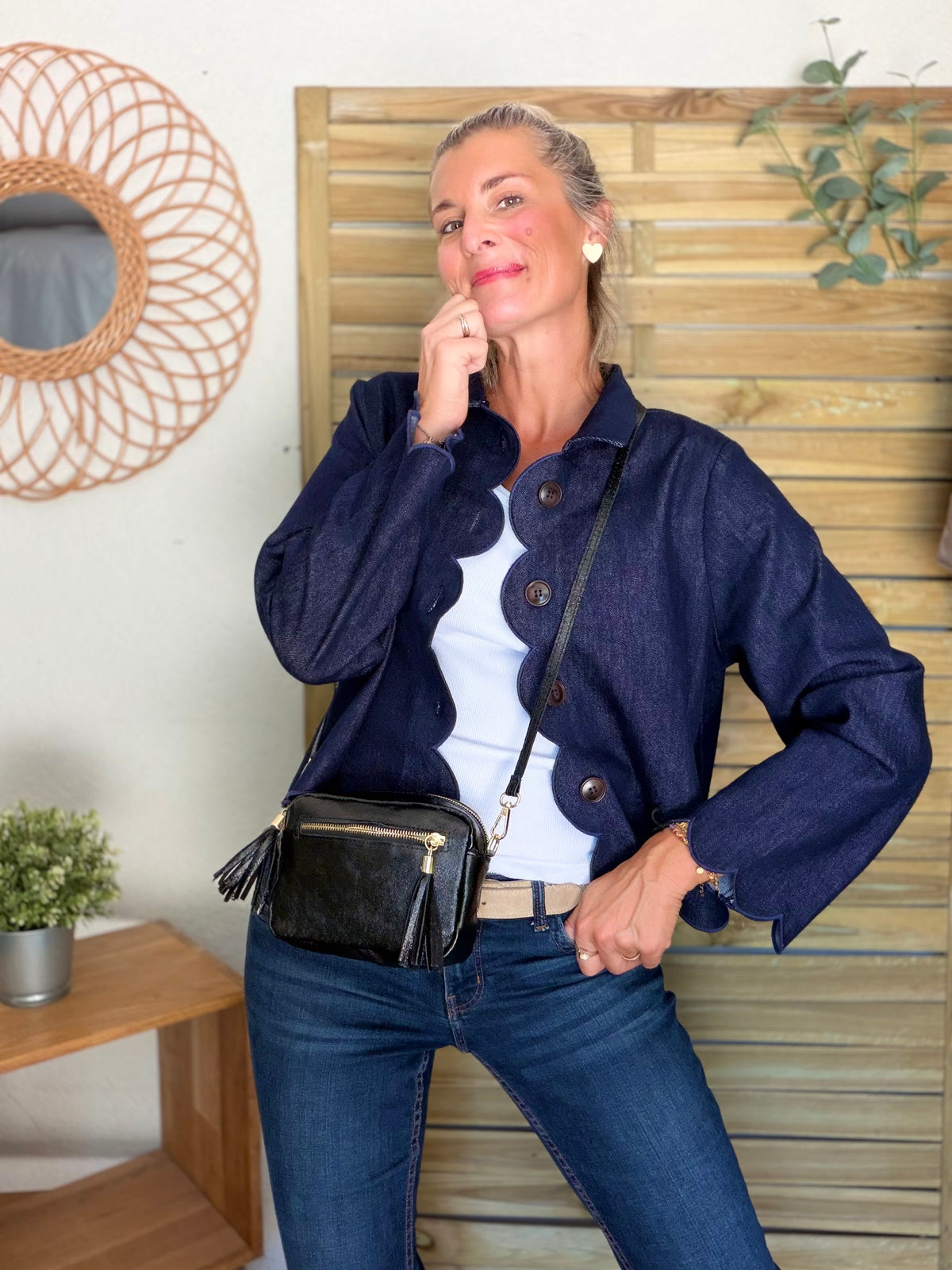 Veste courte à bords festonnés en denim CALISTE - Bleu brut • DÉSTOCKAGE