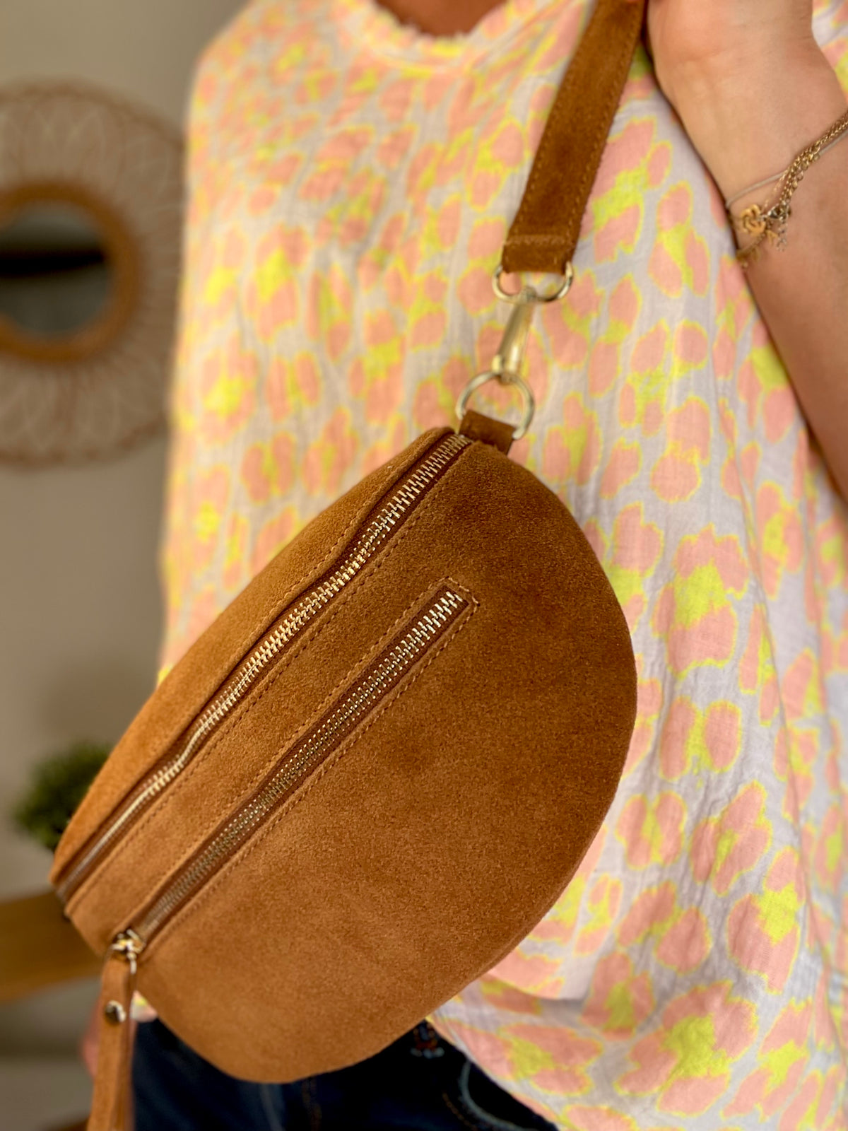 Sac banane en croûte de cuir + poche avant ALISON - Camel