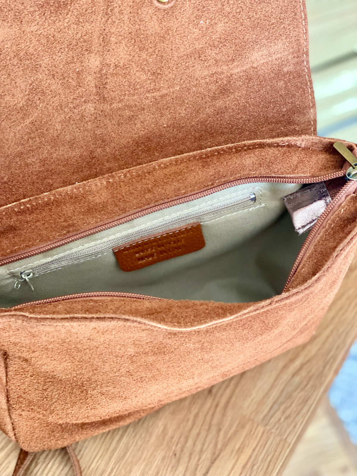 Sac bandoulière en cuir daim et irisé ESMÉE - Bronze / Camel