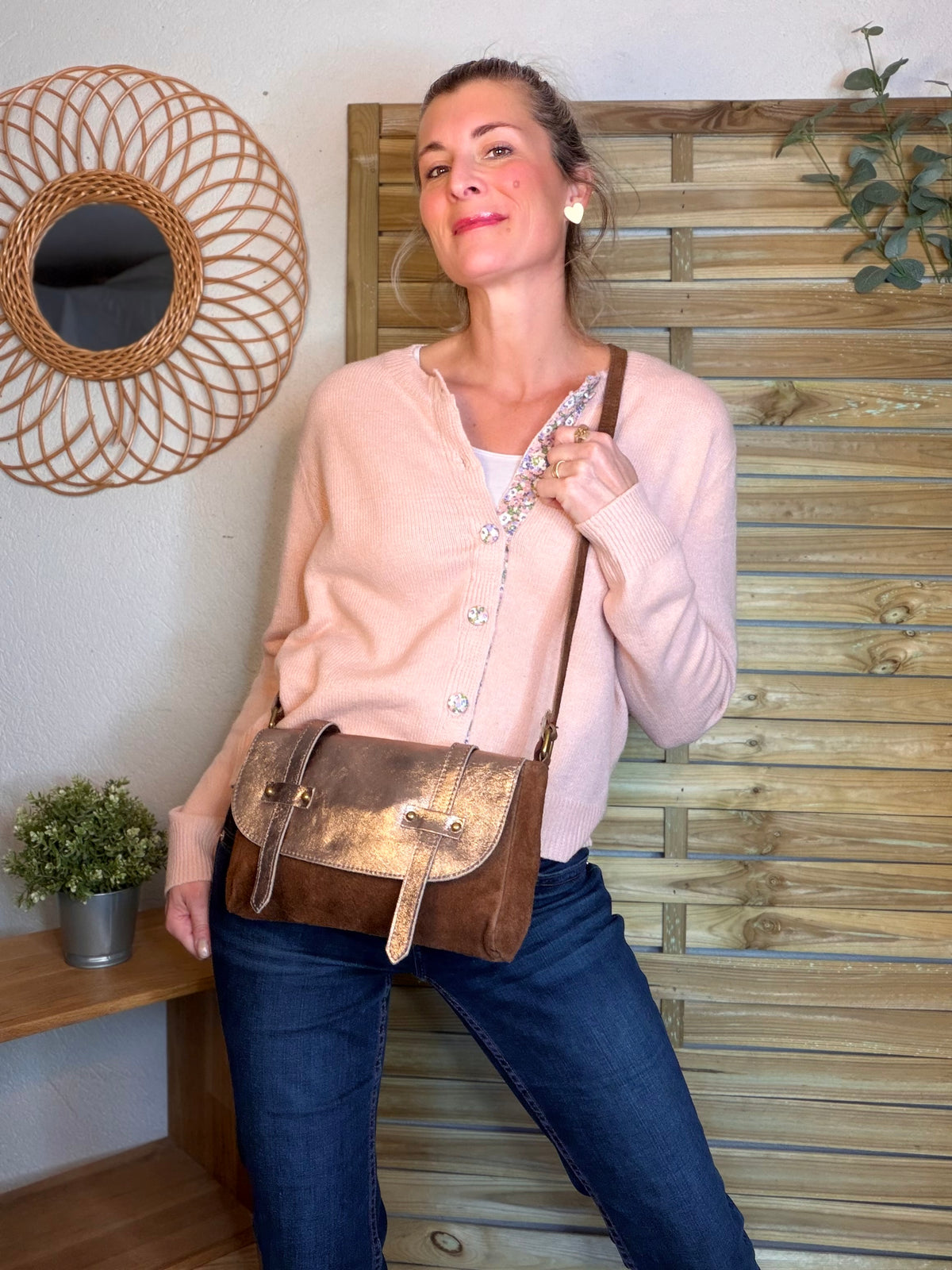 Sac bandoulière en cuir daim et irisé ESMÉE - Choco / Bronze