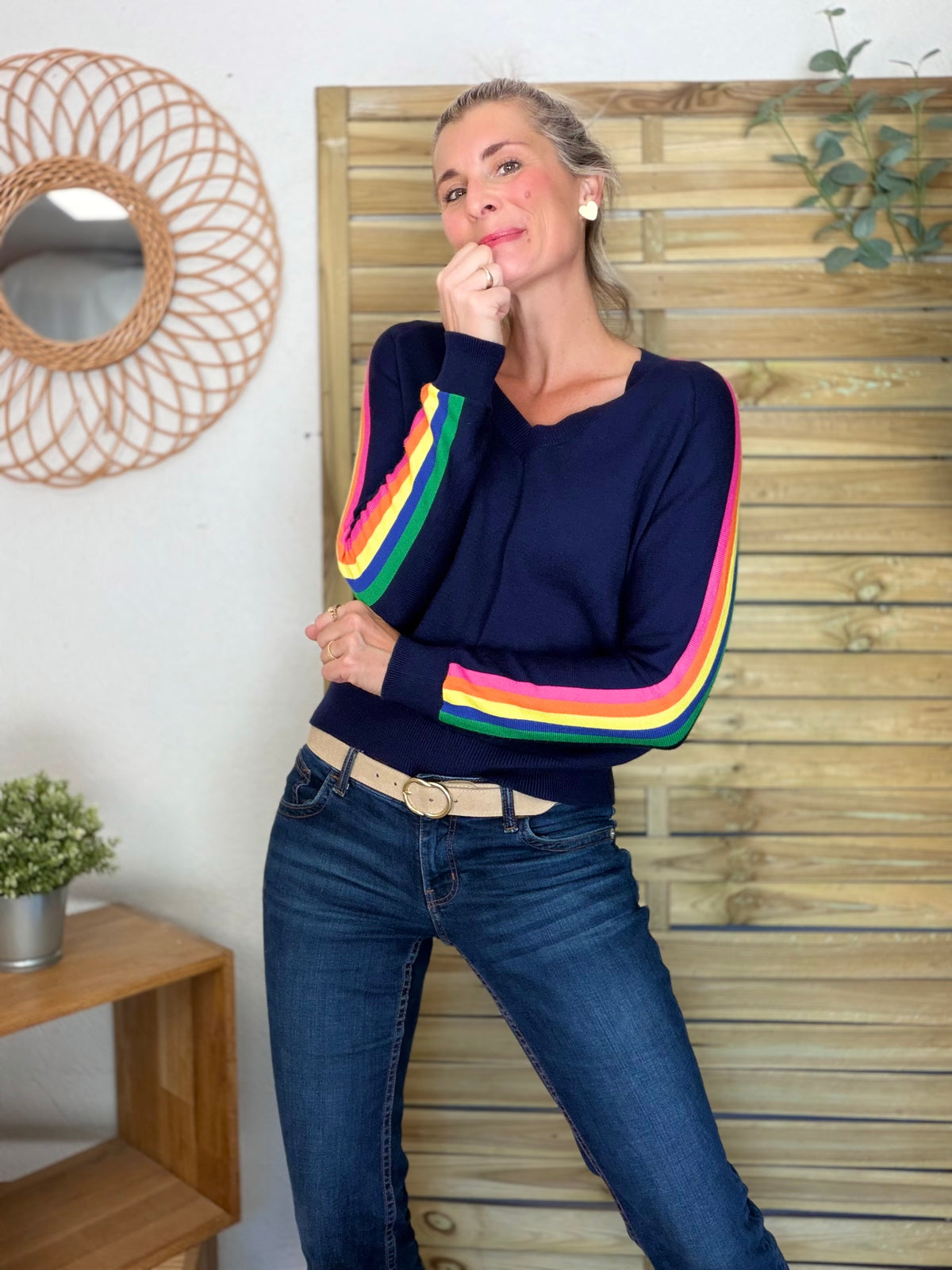 Pull fin avec bandes arc en ciel, col V - RAINBOW 🌈 Bleu marine - Spring 2026