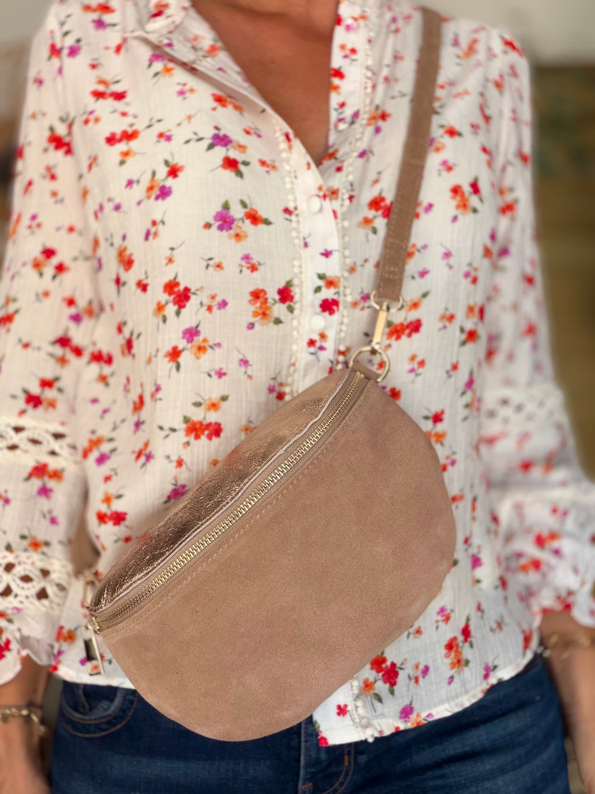 Sac banane M bi-matière en cuir irisé et velours 24cm - POLLY- Taupe/Bronze • FIN DE SÉRIE