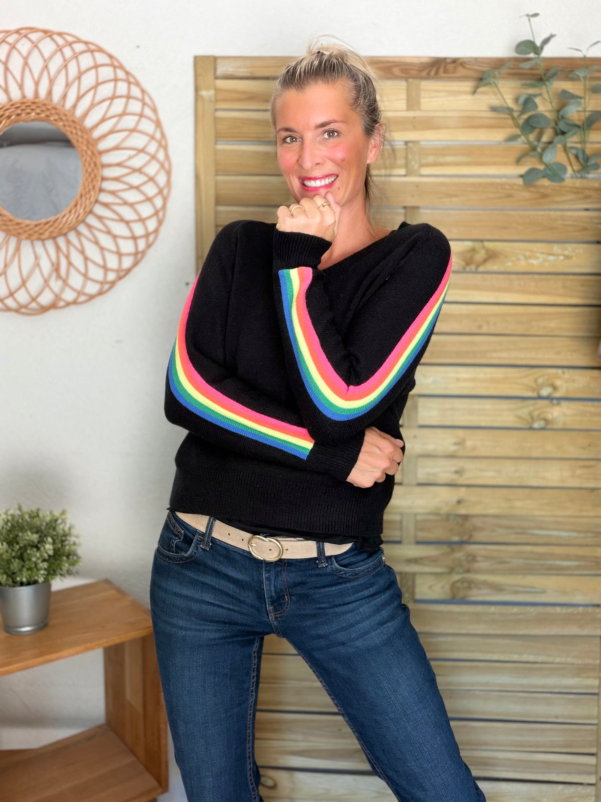 Pull épais avec bandes arc-en-ciel, col V - RAINBOW 🌈 Noir - Winter 2026