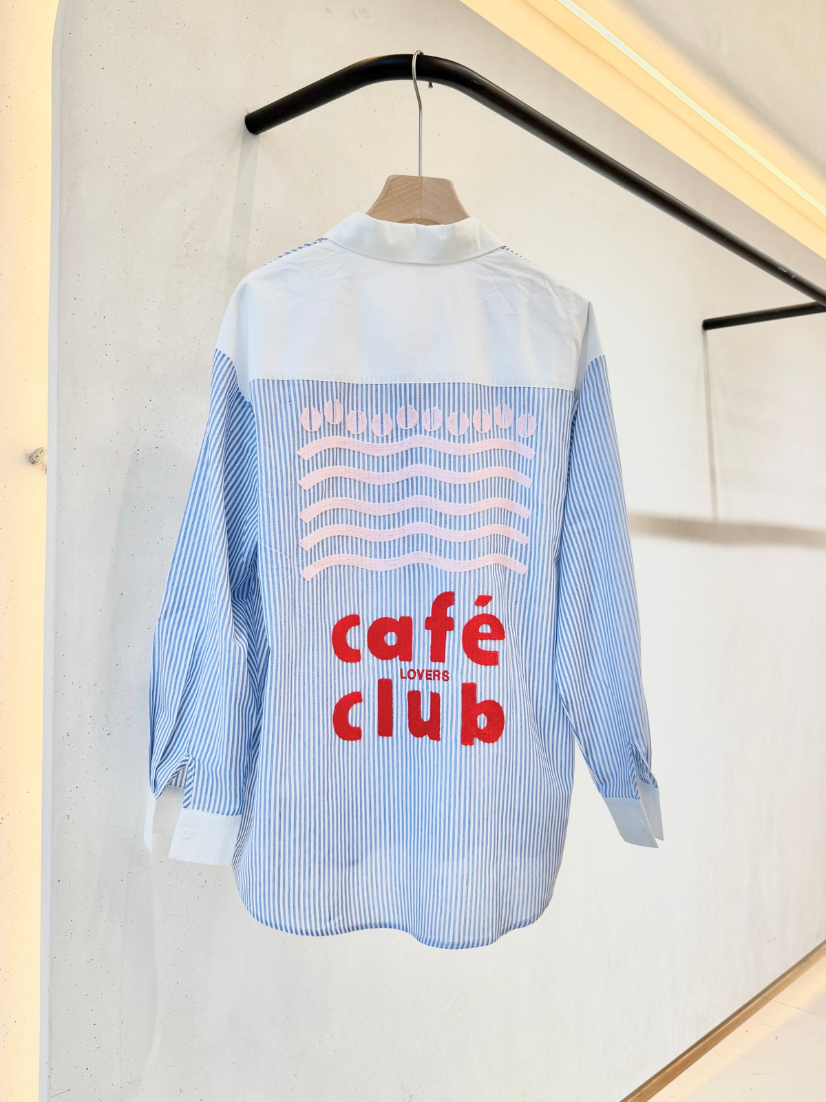 Chemise bleue rayée brodée CAFÉ LOVERS CLUB - LISA - FIN DE SÉRIE