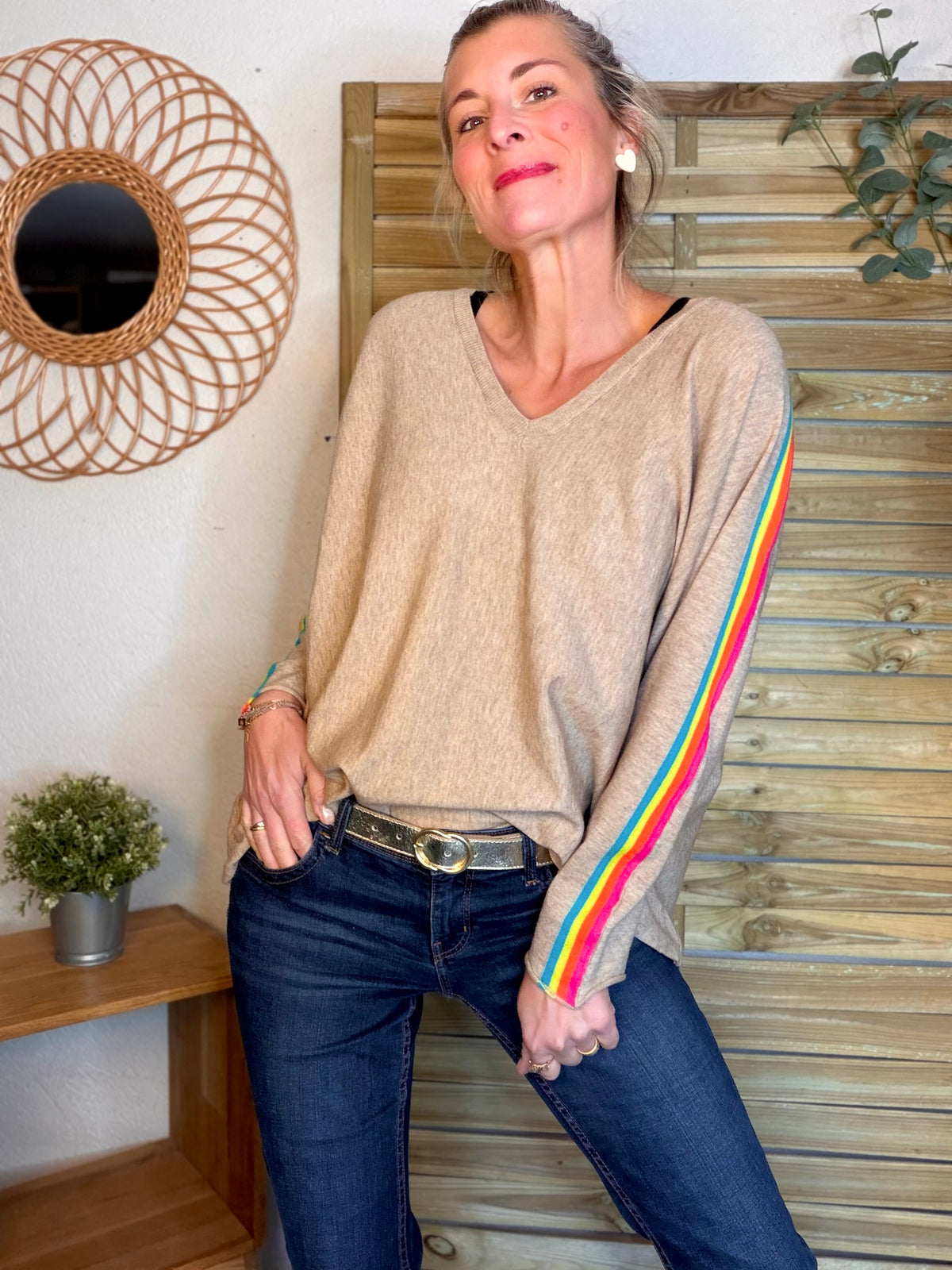 Pull fin avec bandes arc en ciel, col V - RAINBOW OVERSIZE 🌈 Taupe - FIN DE SÉRIE