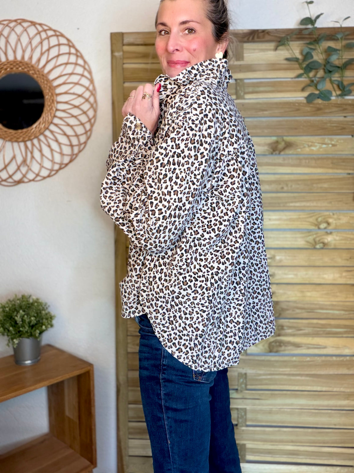 Chemise en velours côtelé fin coton, col volanté FRIDA - Léo beige 🐆