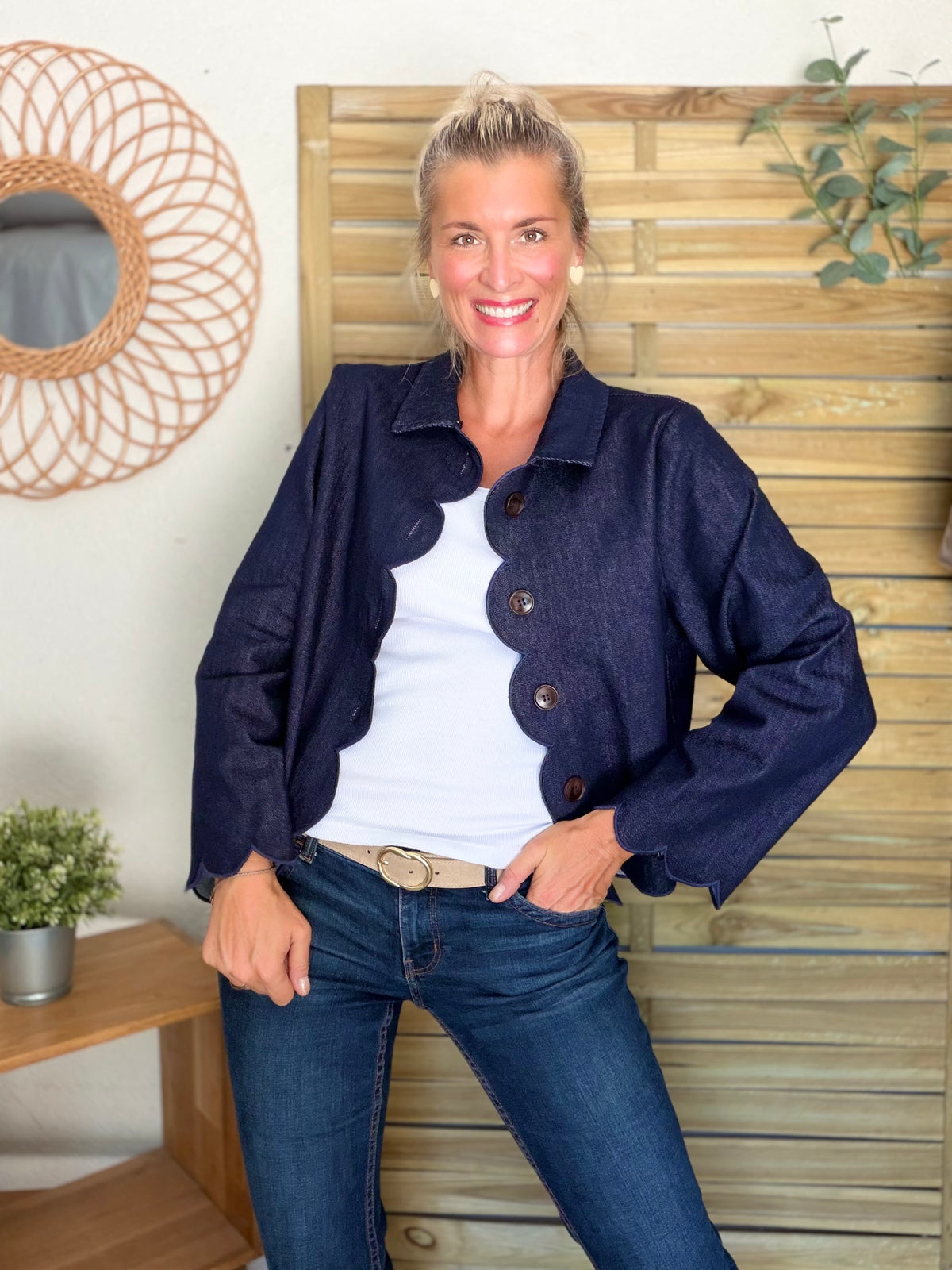 Veste courte à bords festonnés en denim CALISTE - Bleu brut • DÉSTOCKAGE