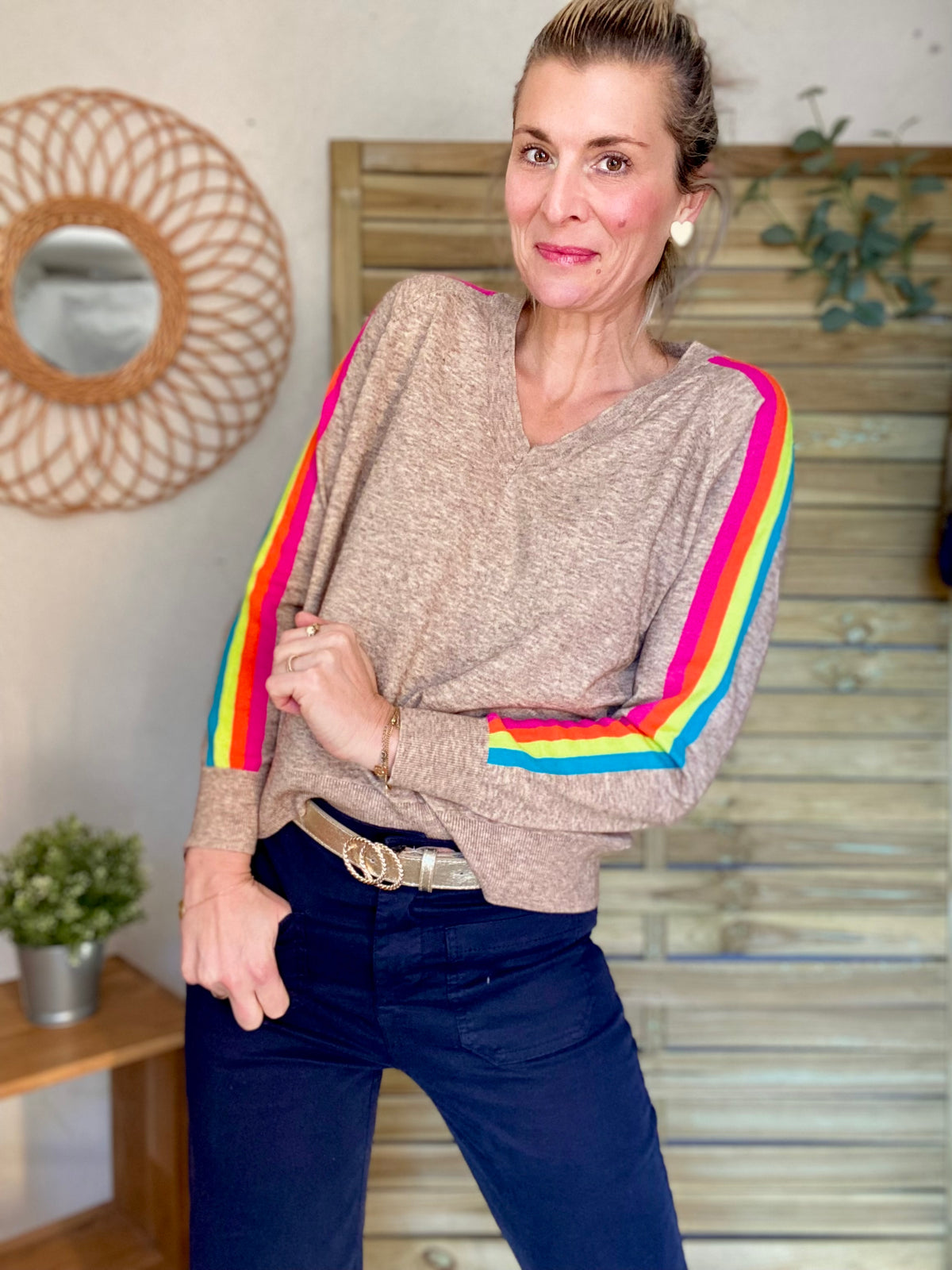 Pull fin avec bandes colorées, col V - RAINBOW 🌈 Taupe chiné - FIN DE SÉRIE