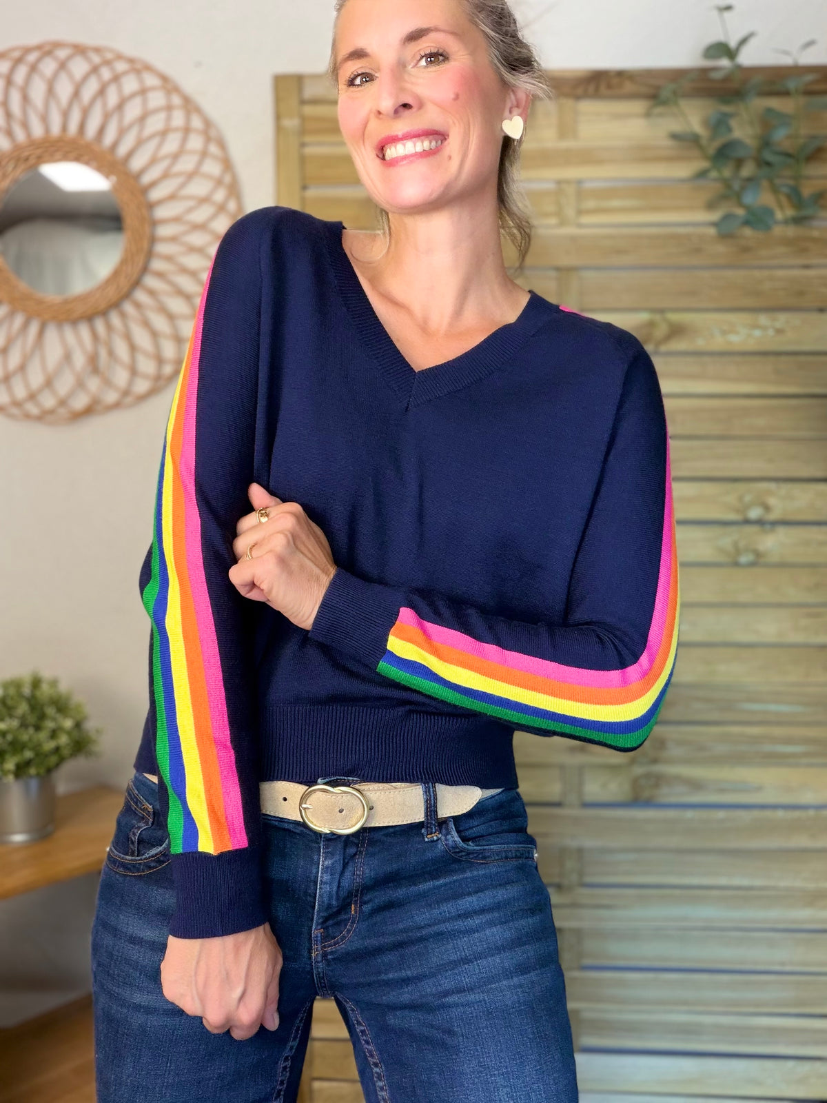 Pull fin avec bandes arc en ciel, col V - RAINBOW 🌈 Bleu marine - Spring 2026