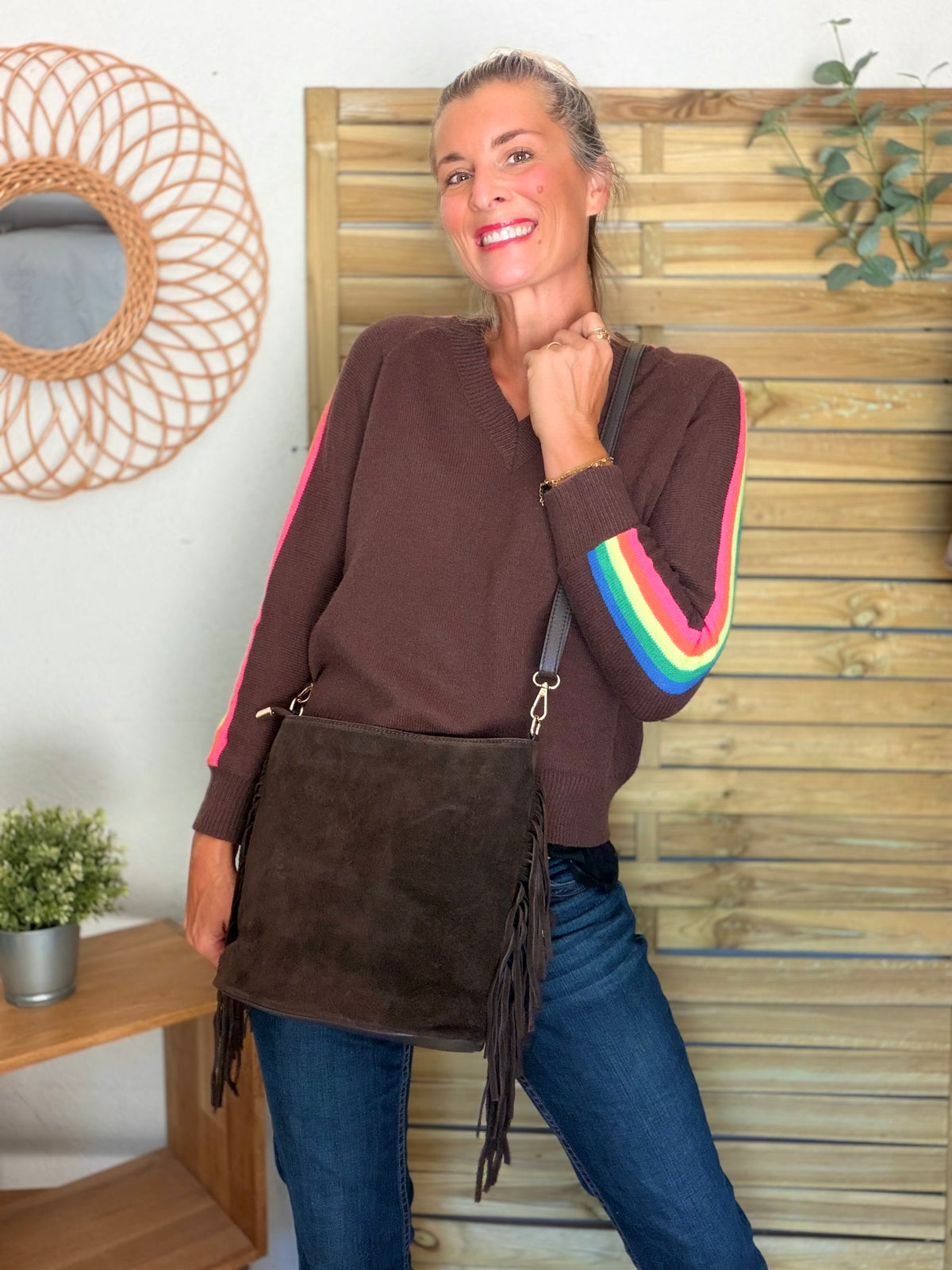 Pull épais avec bandes arc-en-ciel, col V - RAINBOW 🌈 Chocolat - Winter 2026