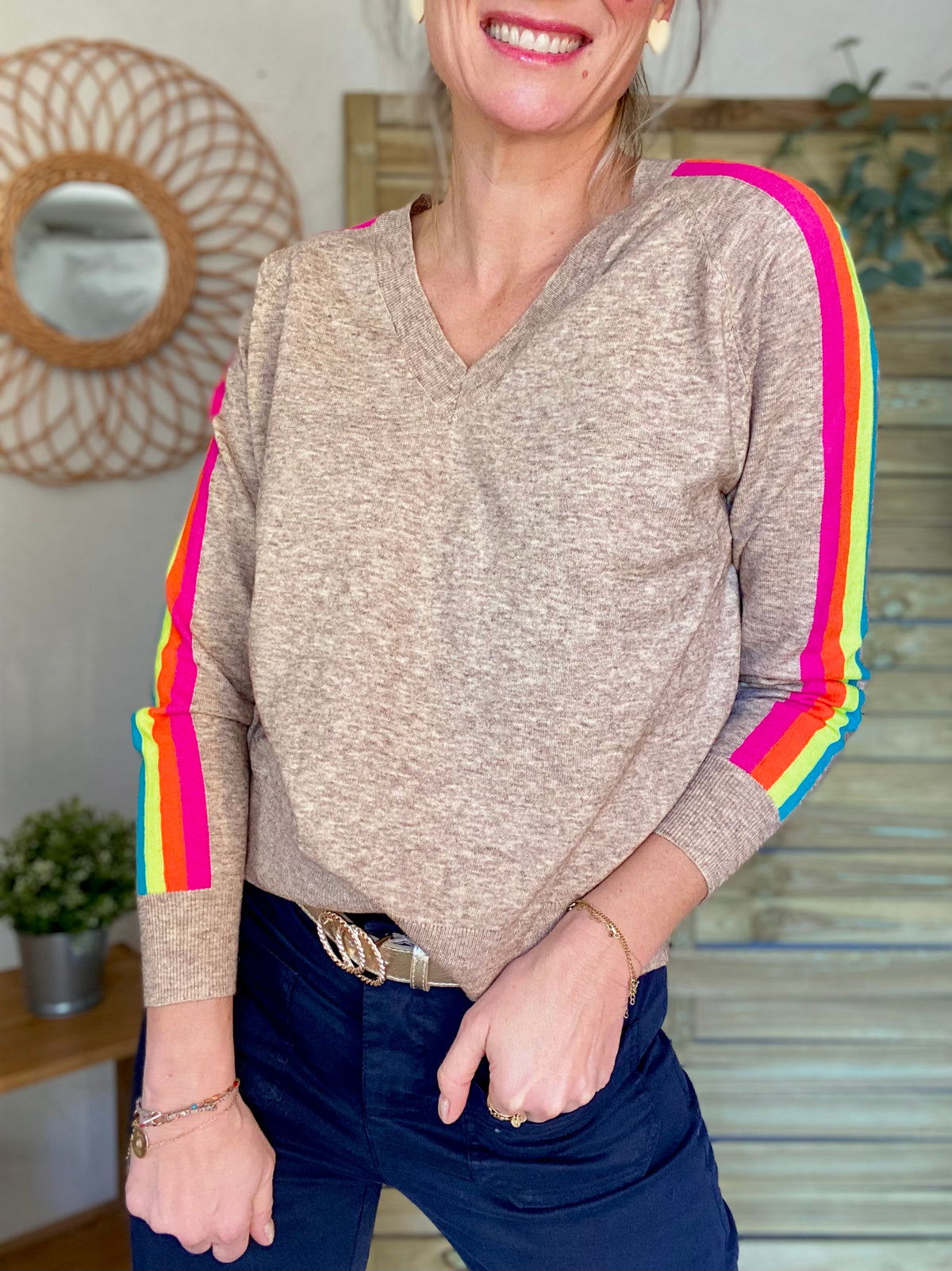 Pull fin avec bandes colorées, col V - RAINBOW 🌈 Taupe chiné - FIN DE SÉRIE