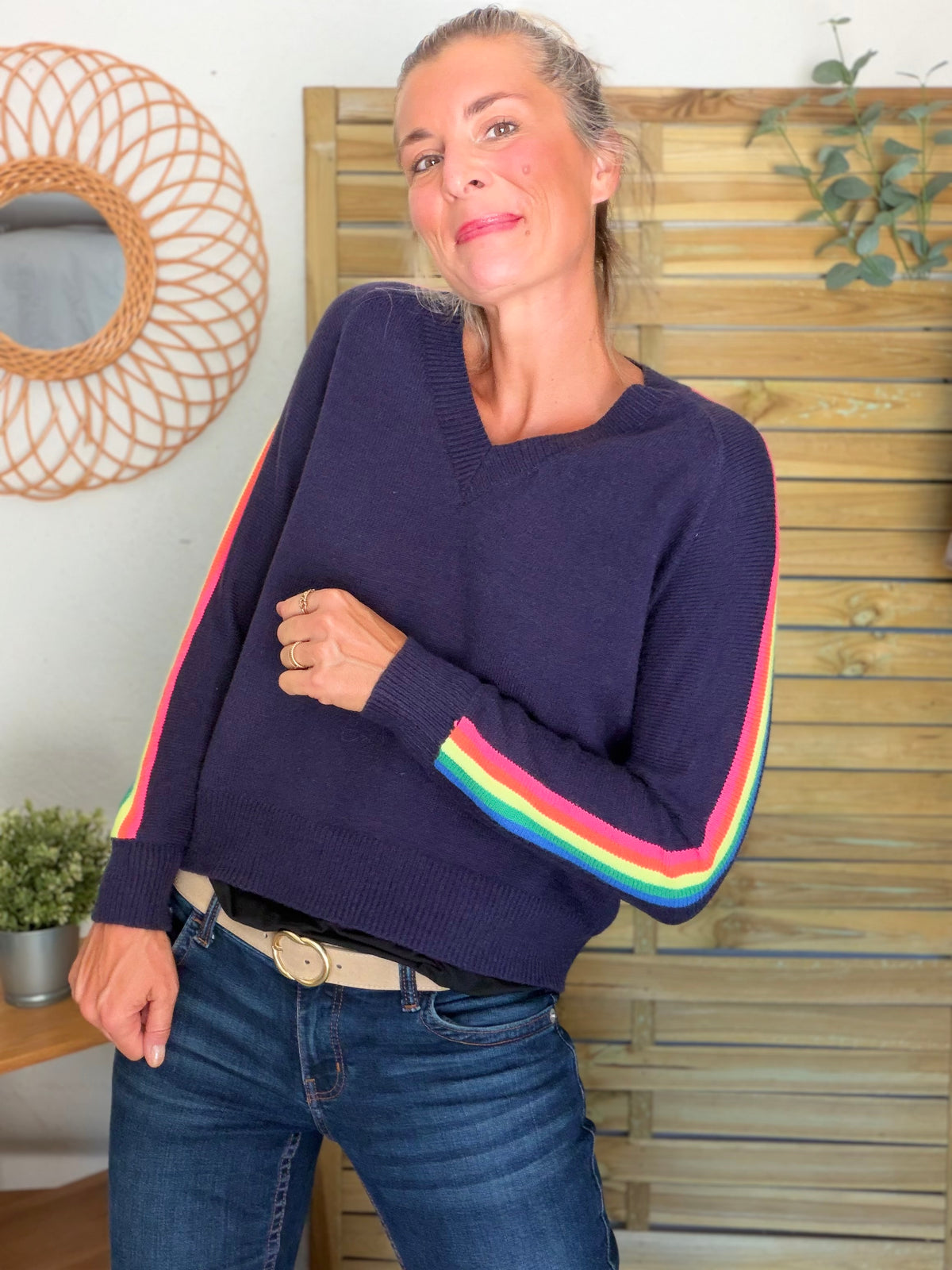 Pull épais avec bandes arc-en-ciel, col V - RAINBOW 🌈 Bleu marine - Winter 2026