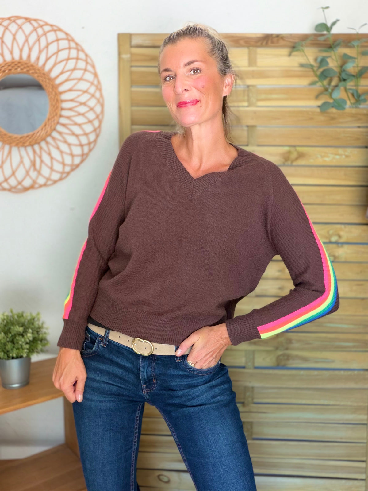 Pull épais avec bandes arc-en-ciel, col V - RAINBOW 🌈 Chocolat - Winter 2026