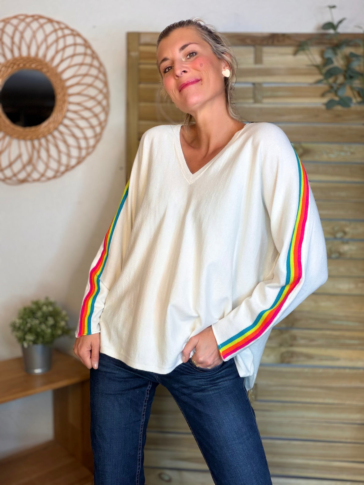 Pull fin avec bandes colorées, col V - RAINBOW OVERSIZE 🌈 Écru
