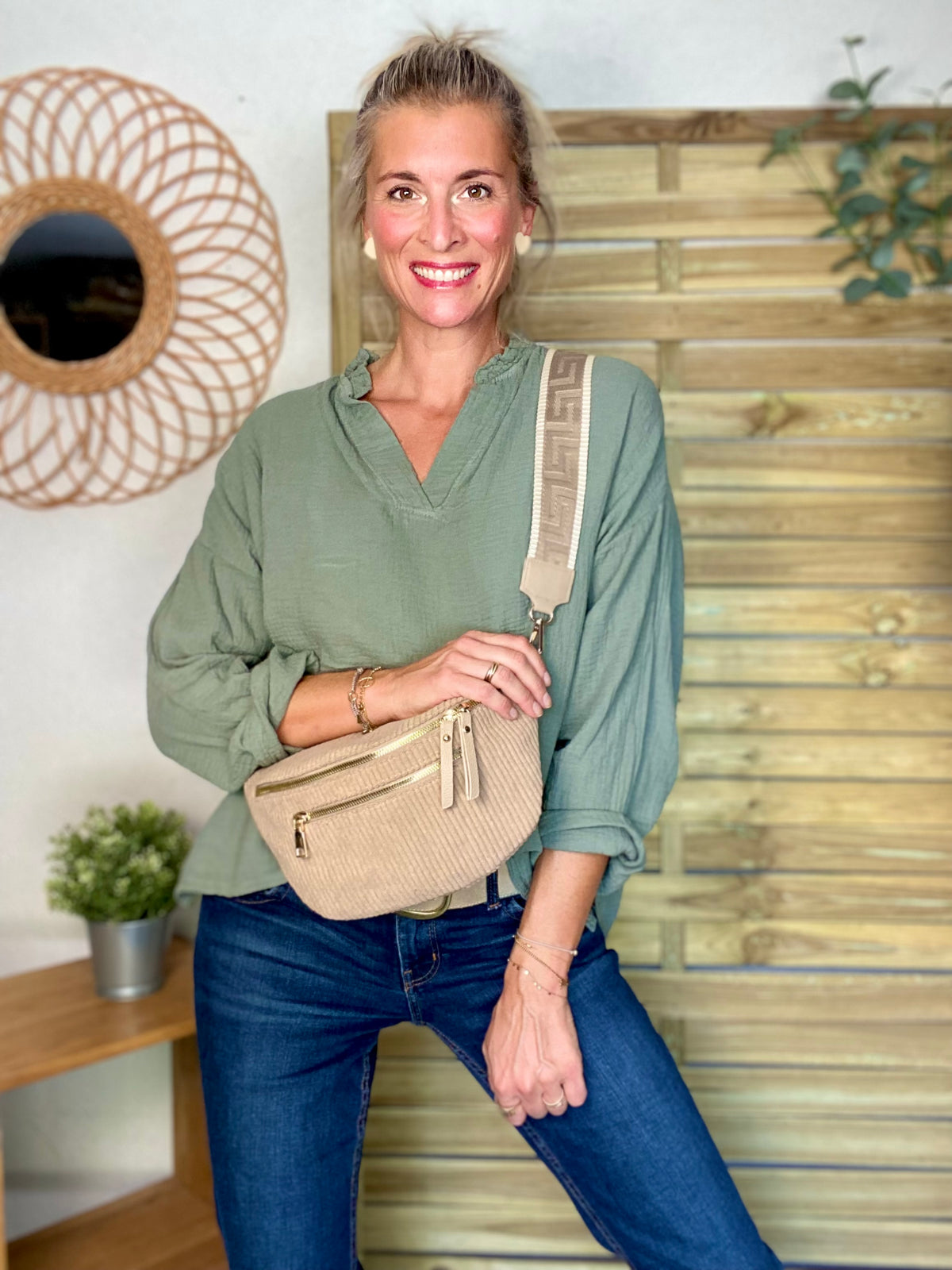 Sac banane L en velours côtelé 2 zips et sangle fantaisie - ASHLY - Beige taupe • FIN DE SÉRIE