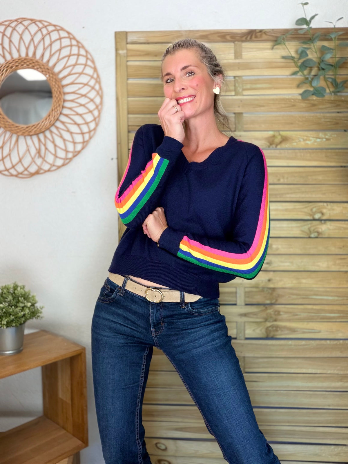 Pull fin avec bandes arc en ciel, col V - RAINBOW 🌈 Bleu marine - Spring 2026