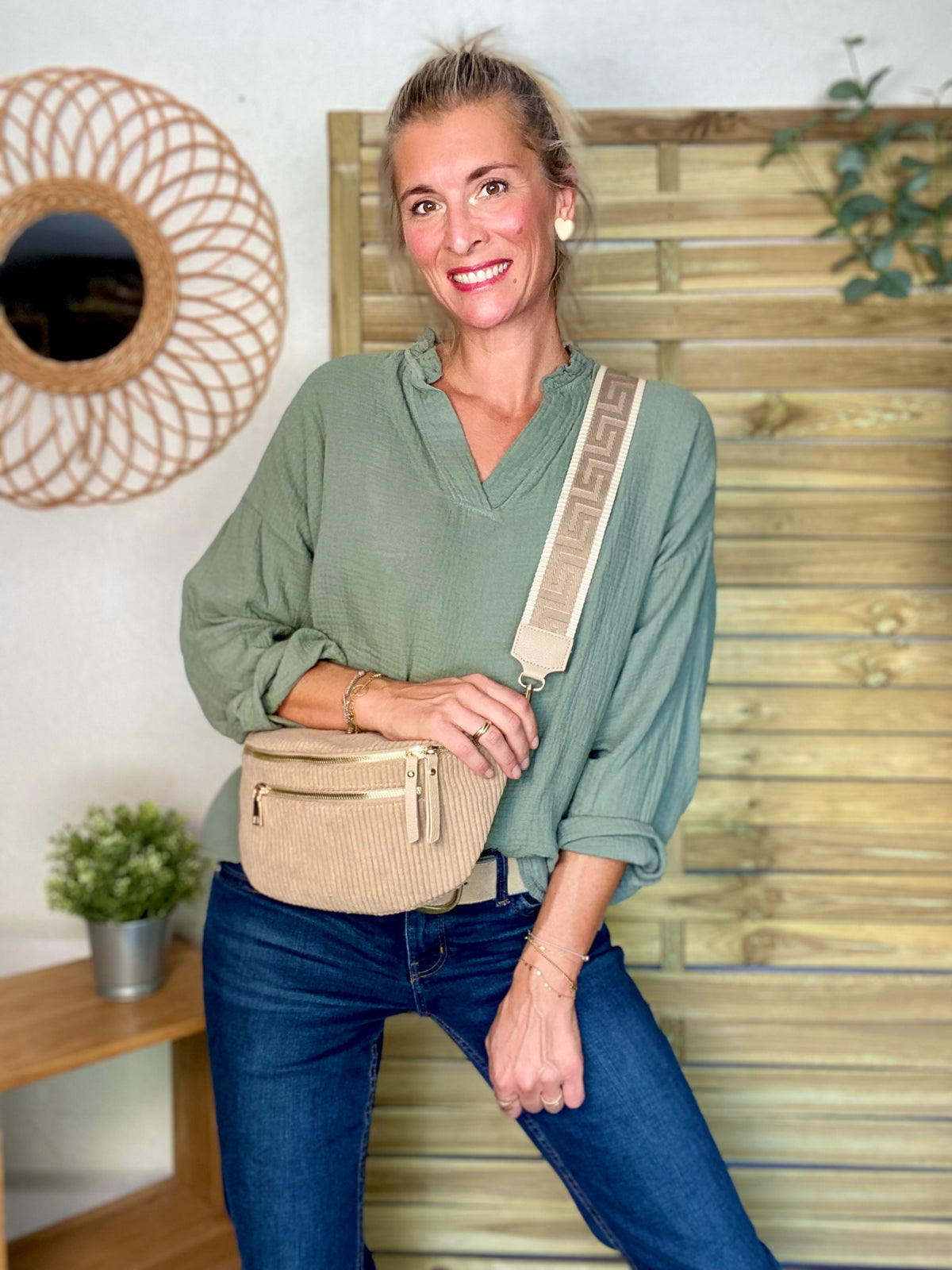 Sac banane L en velours côtelé 2 zips et sangle fantaisie - ASHLY - Beige taupe • FIN DE SÉRIE