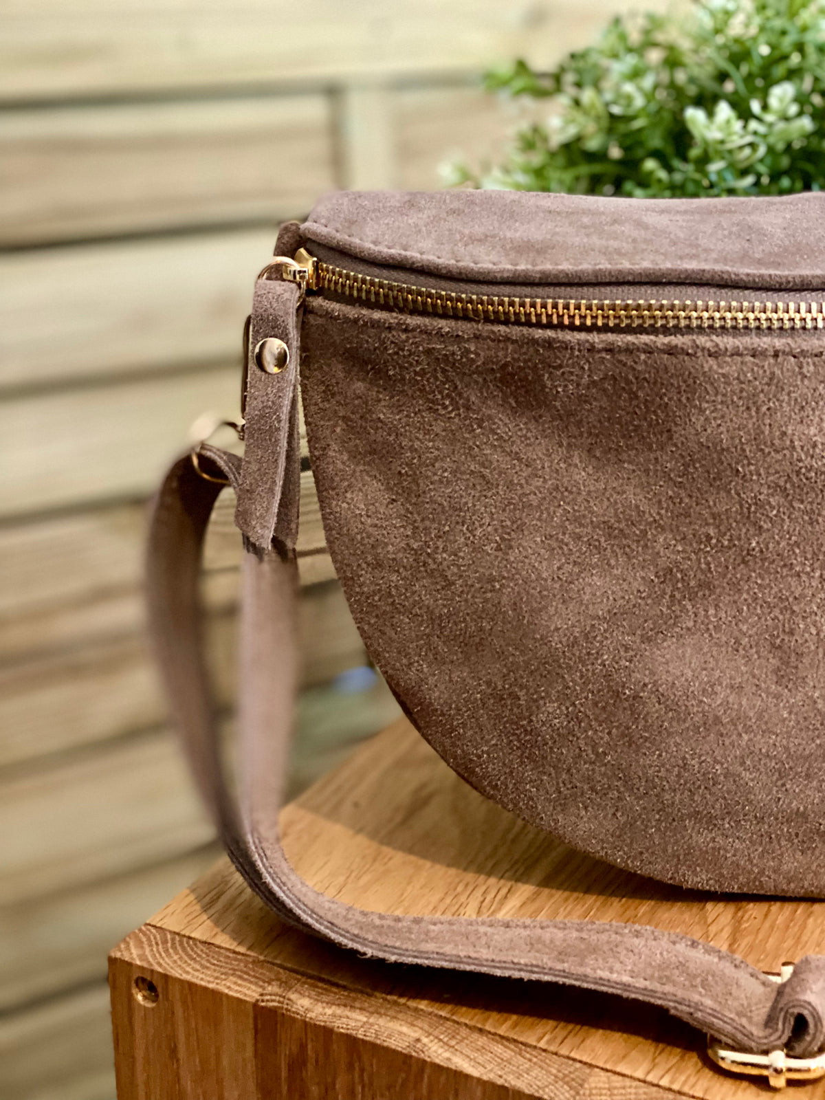 Sac banane XL en cuir velours 30cm JUDY - Taupe