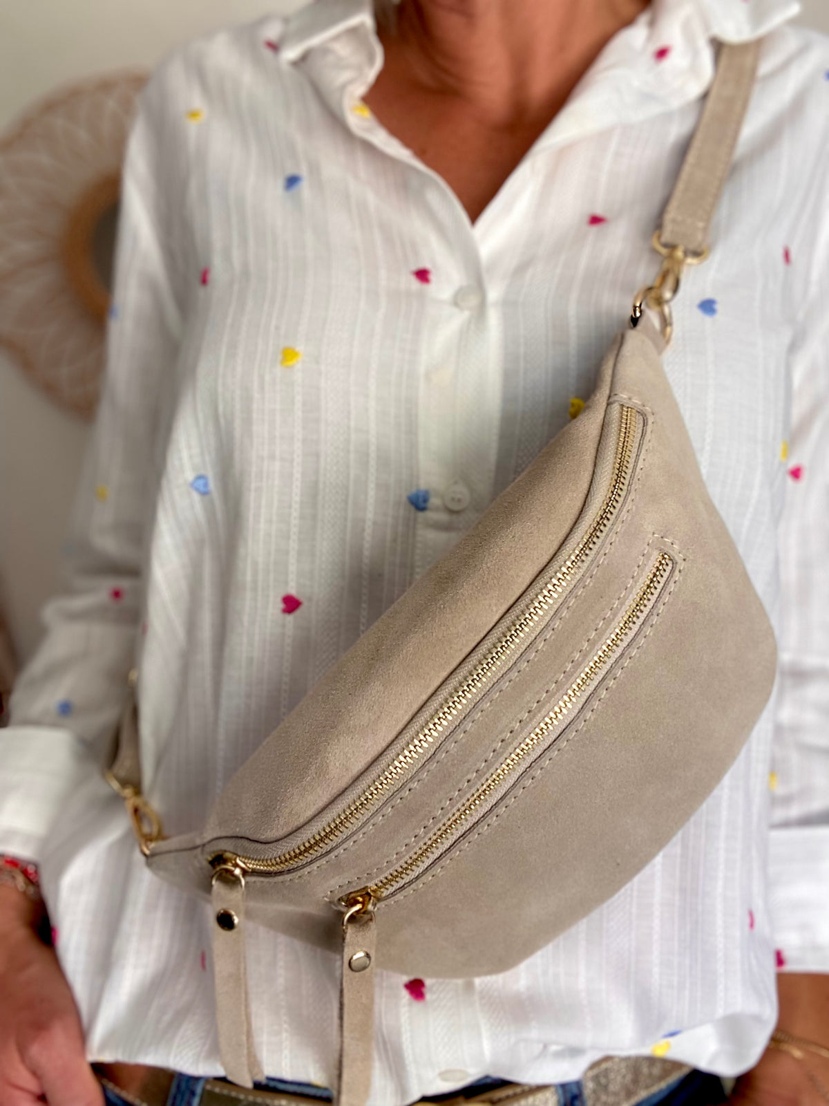 Sac banane avec poche avant, en cuir daim HOLLY - Beige • DÉSTOCKAGE