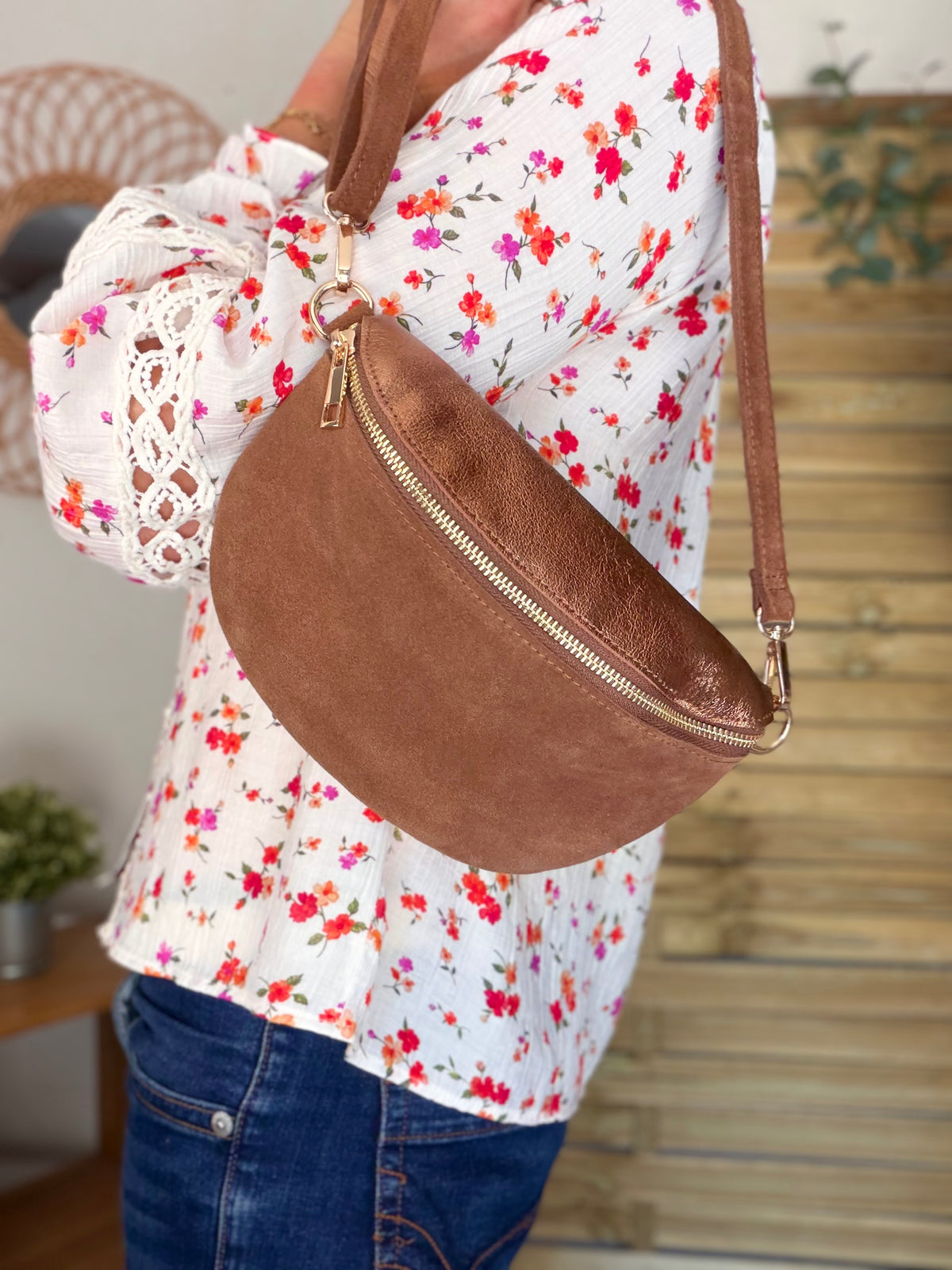 Sac banane M bi-matière en cuir irisé et velours 24cm - POLLY- Choco/Bronze • FIN DE SÉRIE