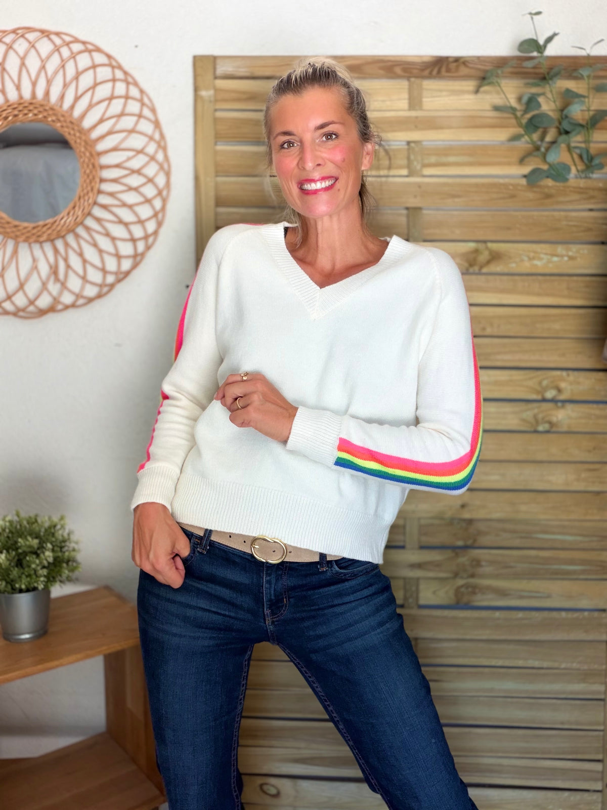 Pull épais avec bandes arc-en-ciel, col V - RAINBOW 🌈 Écru - Winter 2026
