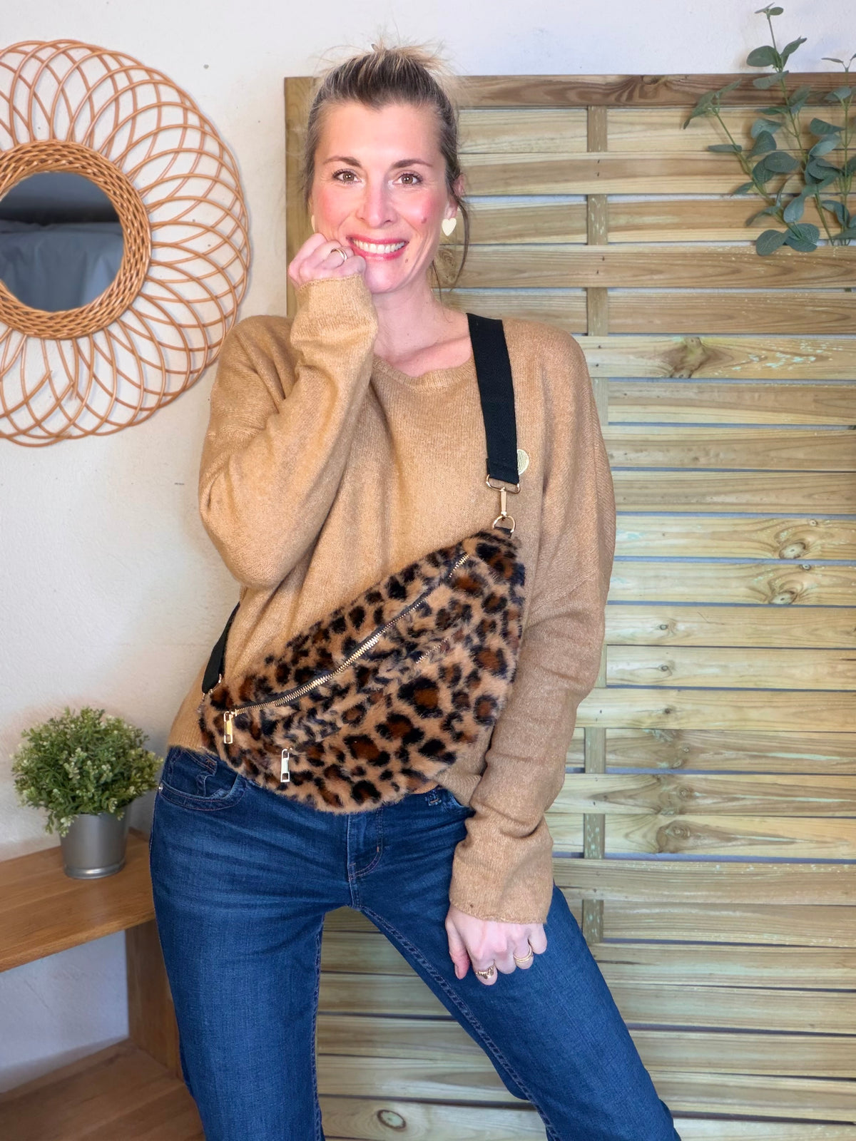 Sac banane L avec poche zippée avant, fourrure Léo Camel - STACEY 🐆