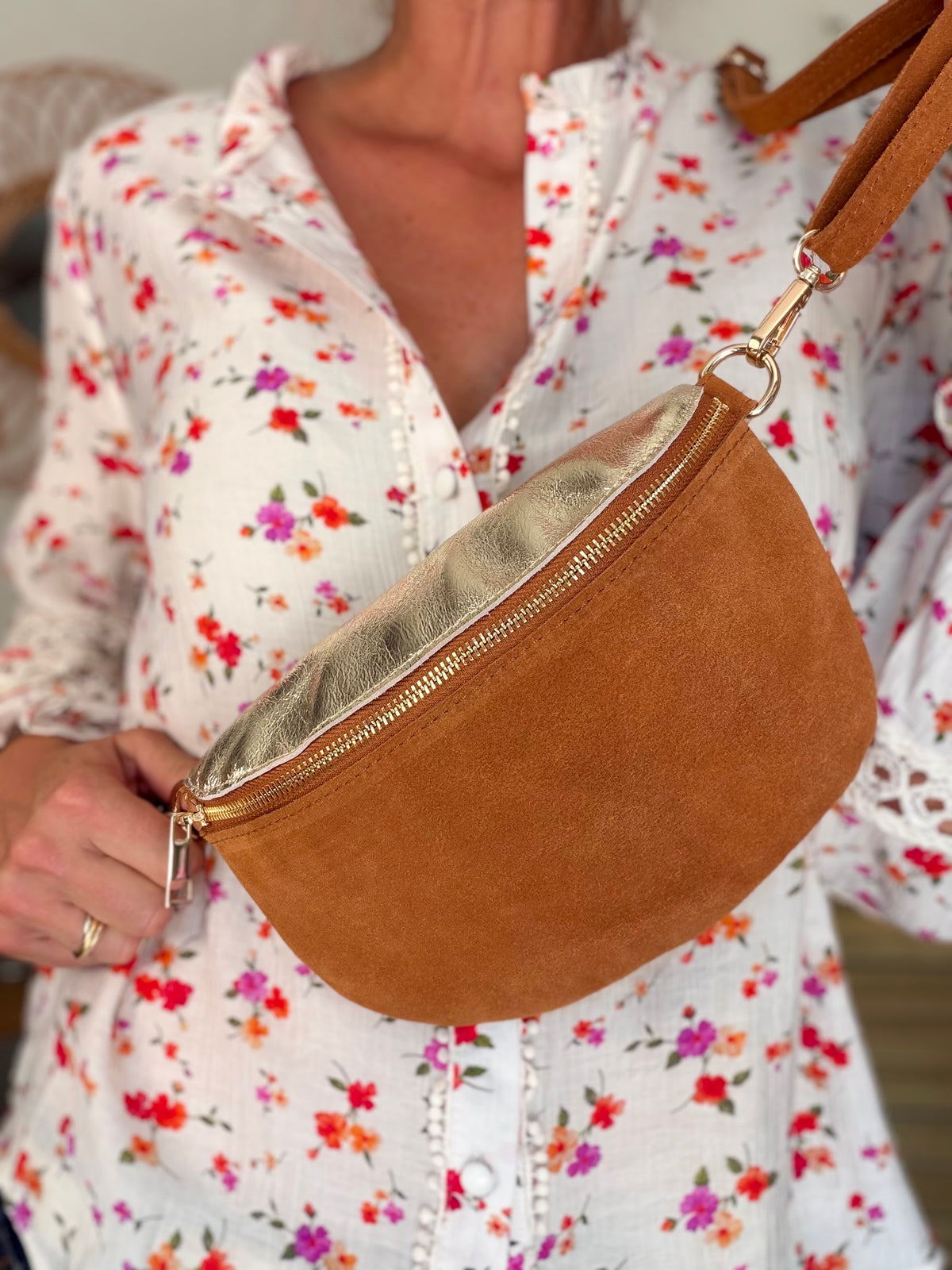 Sac banane M bi-matière en cuir irisé et velours 24cm - POLLY- Camel/Doré • FIN DE SÉRIE