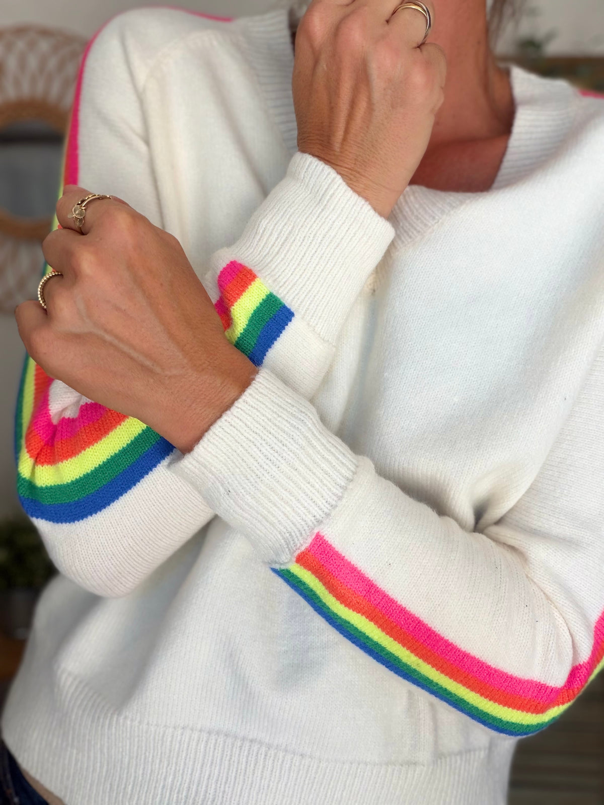Pull épais avec bandes arc-en-ciel, col V - RAINBOW 🌈 Écru - Winter 2026