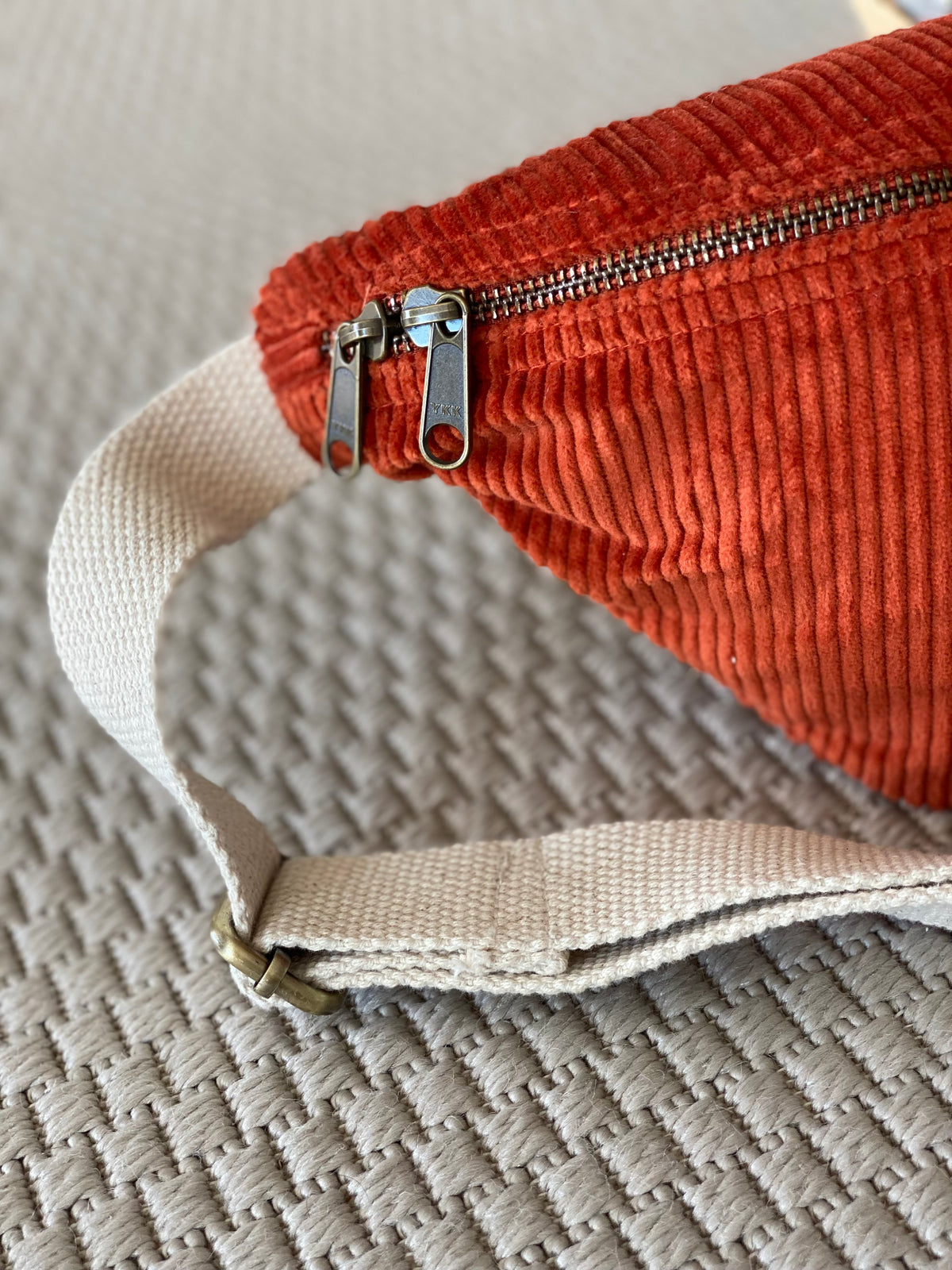 HINDBAG OLIVIA - Sac banane Velours Brique