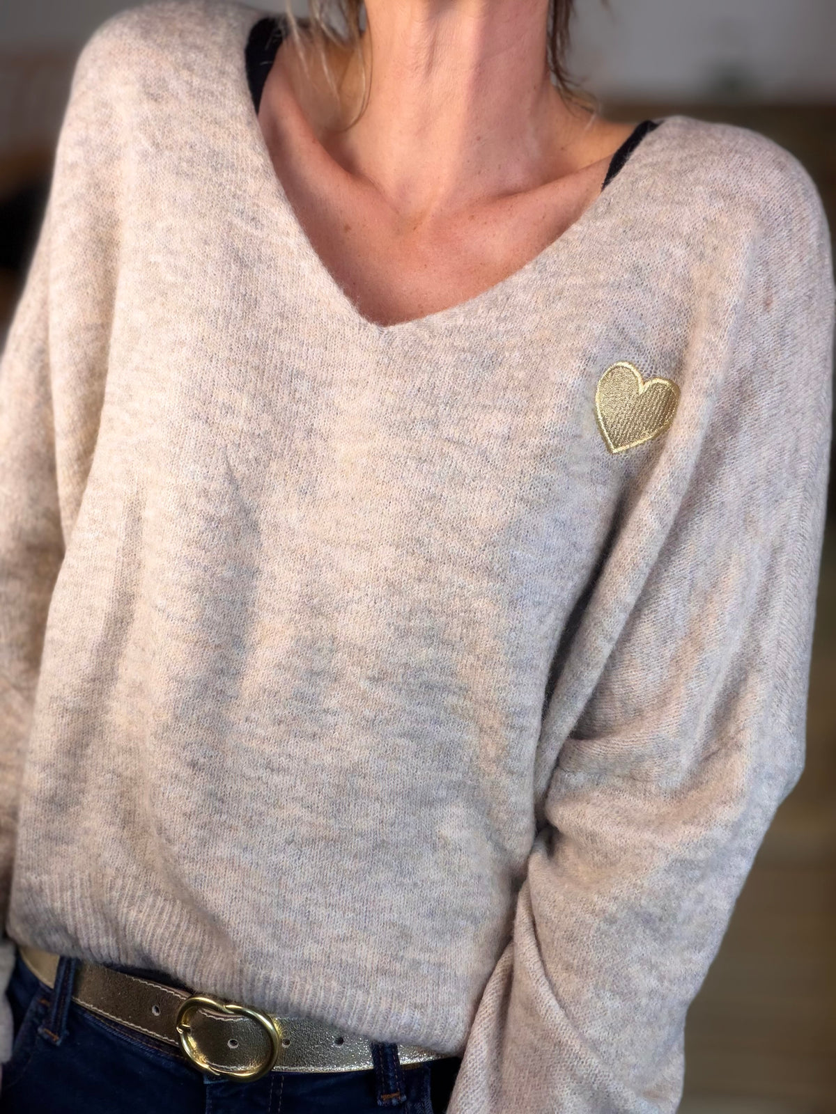 Pull léger en maille col V cœur doré brodé 💛 MELINA - beige chiné