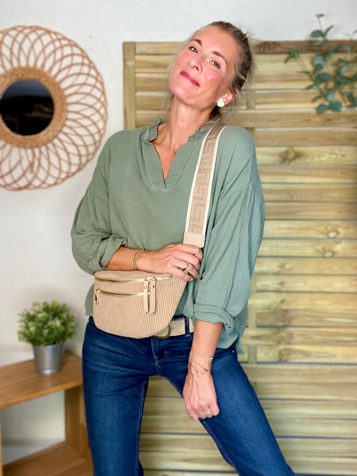 Sac banane L en velours côtelé 2 zips et sangle fantaisie - ASHLY - Beige taupe • FIN DE SÉRIE