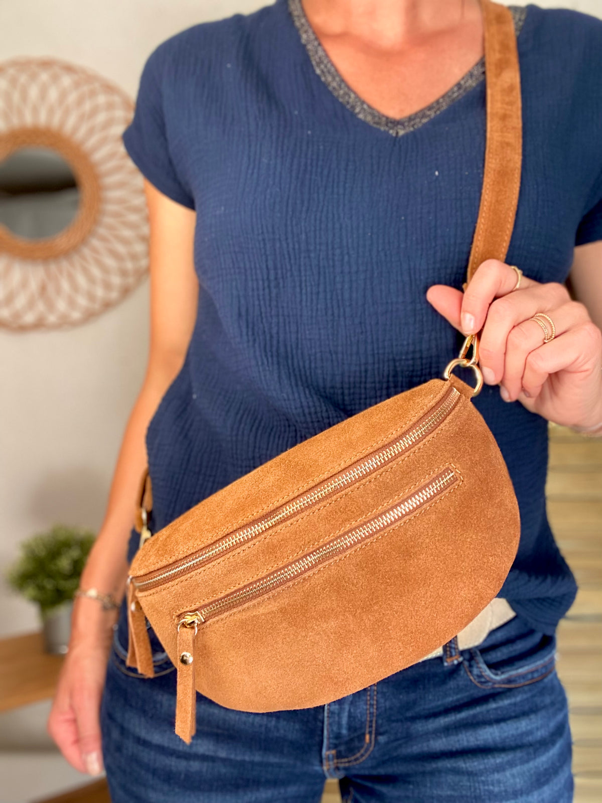 Sac banane en croûte de cuir + poche avant ALISON - Camel