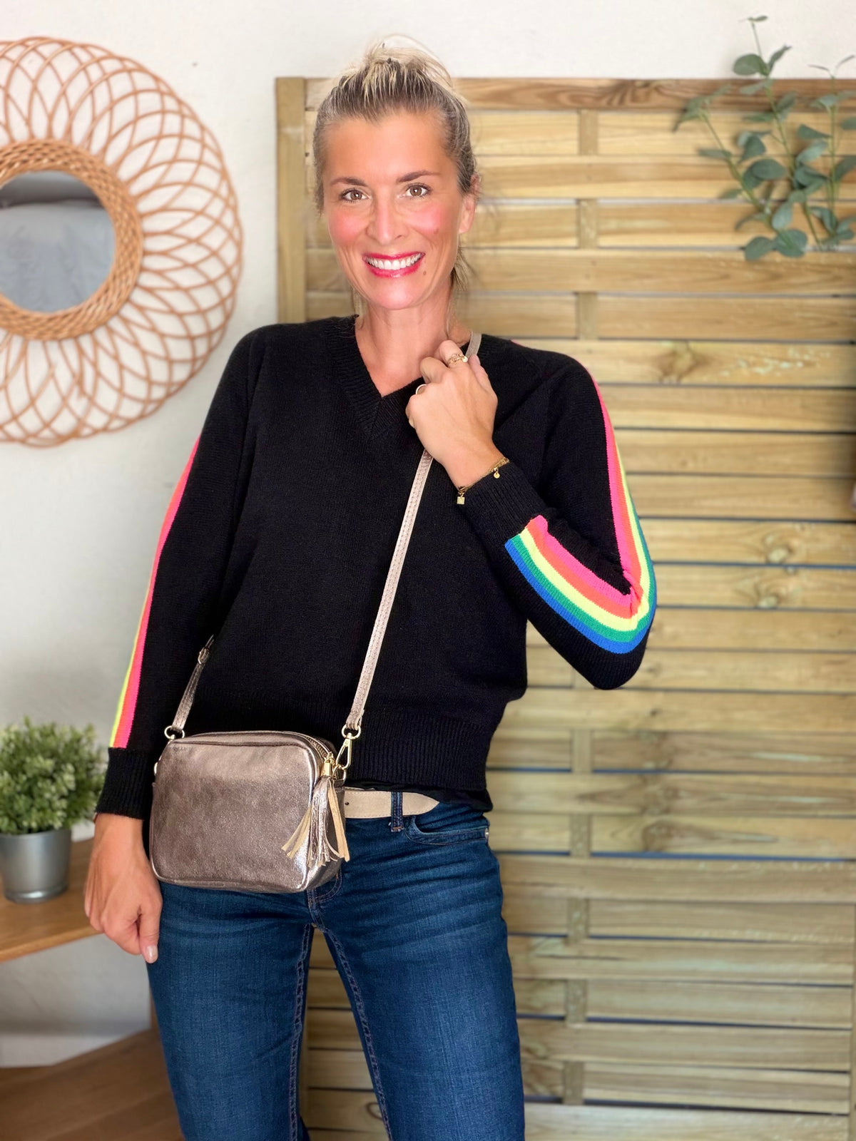 Pull épais avec bandes arc-en-ciel, col V - RAINBOW 🌈 Noir - Winter 2026
