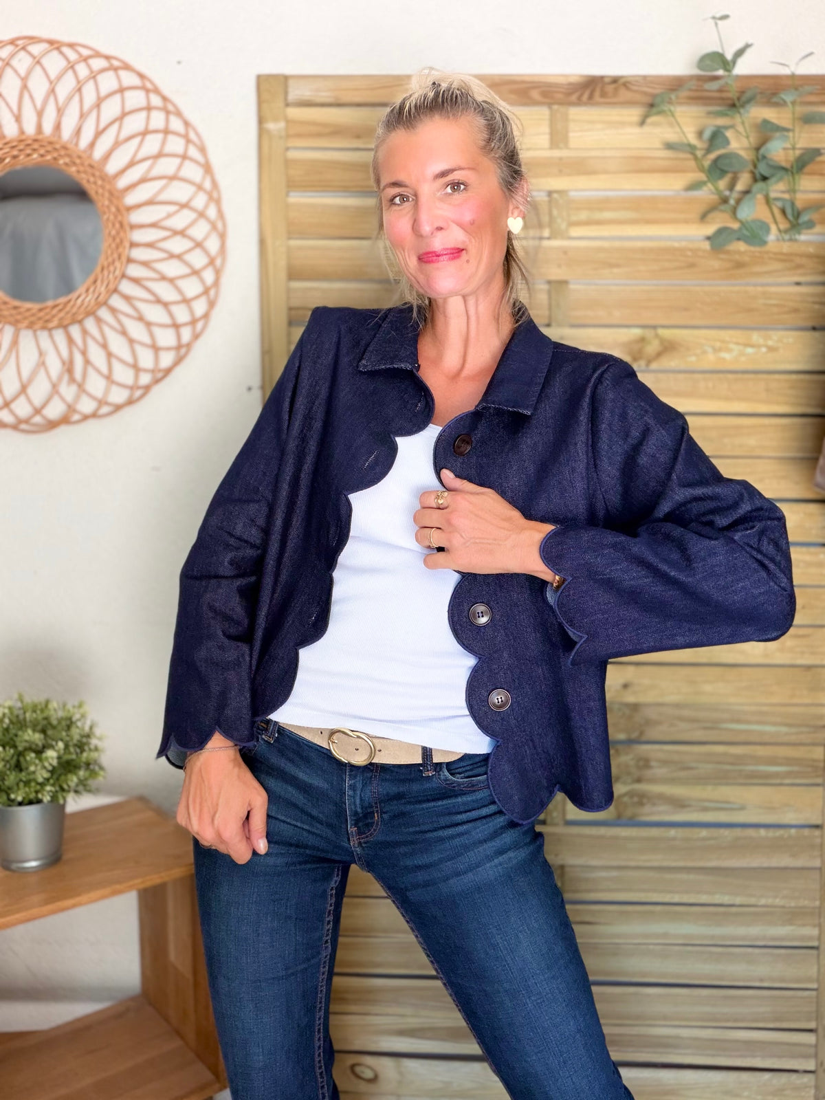 Veste courte à bords festonnés en denim CALISTE - Bleu brut • DÉSTOCKAGE