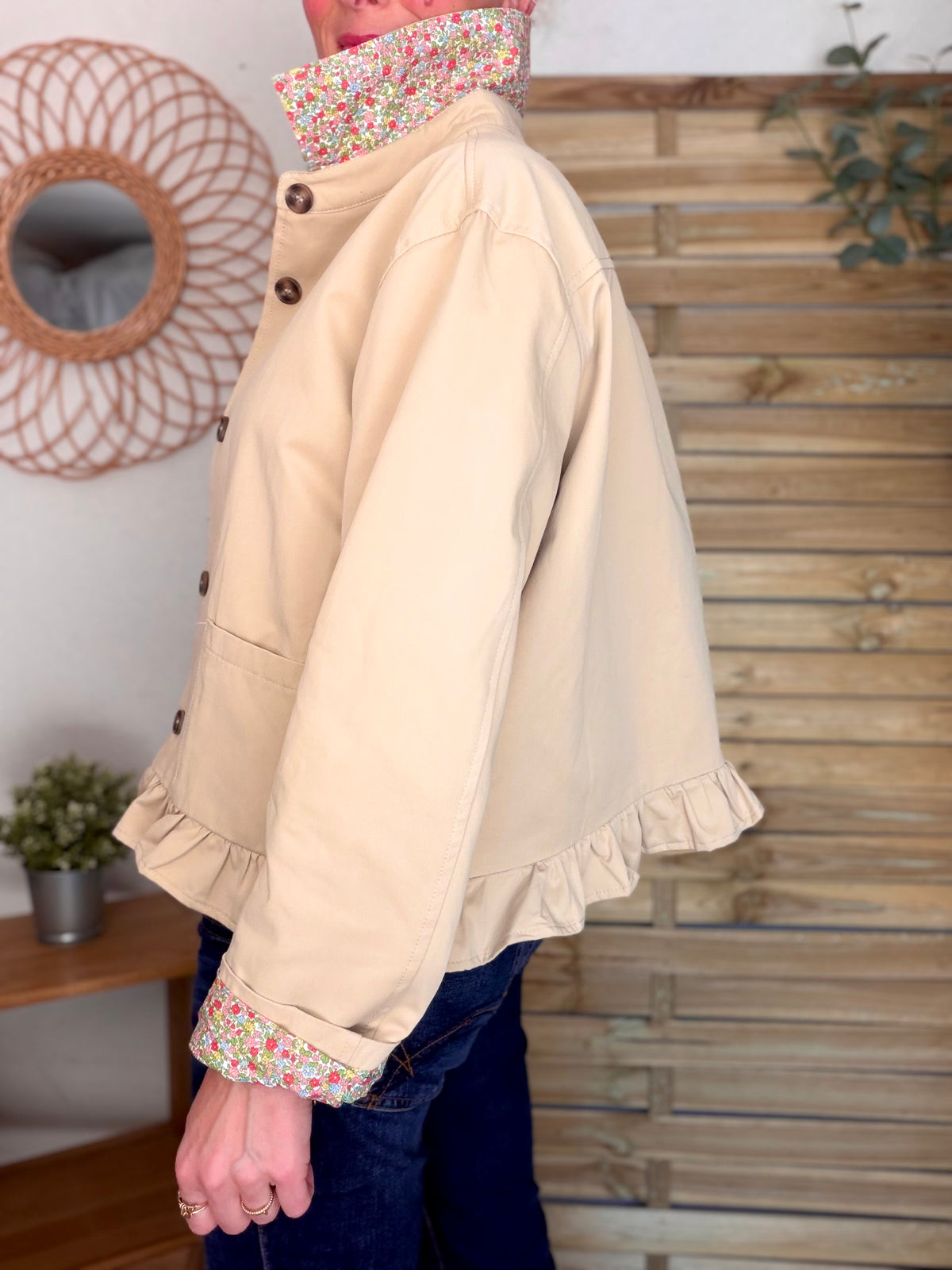 Veste Trench avec volants et Liberty, en coton beige HERMIONE - LILI et LALA - FIN DE SÉRIE