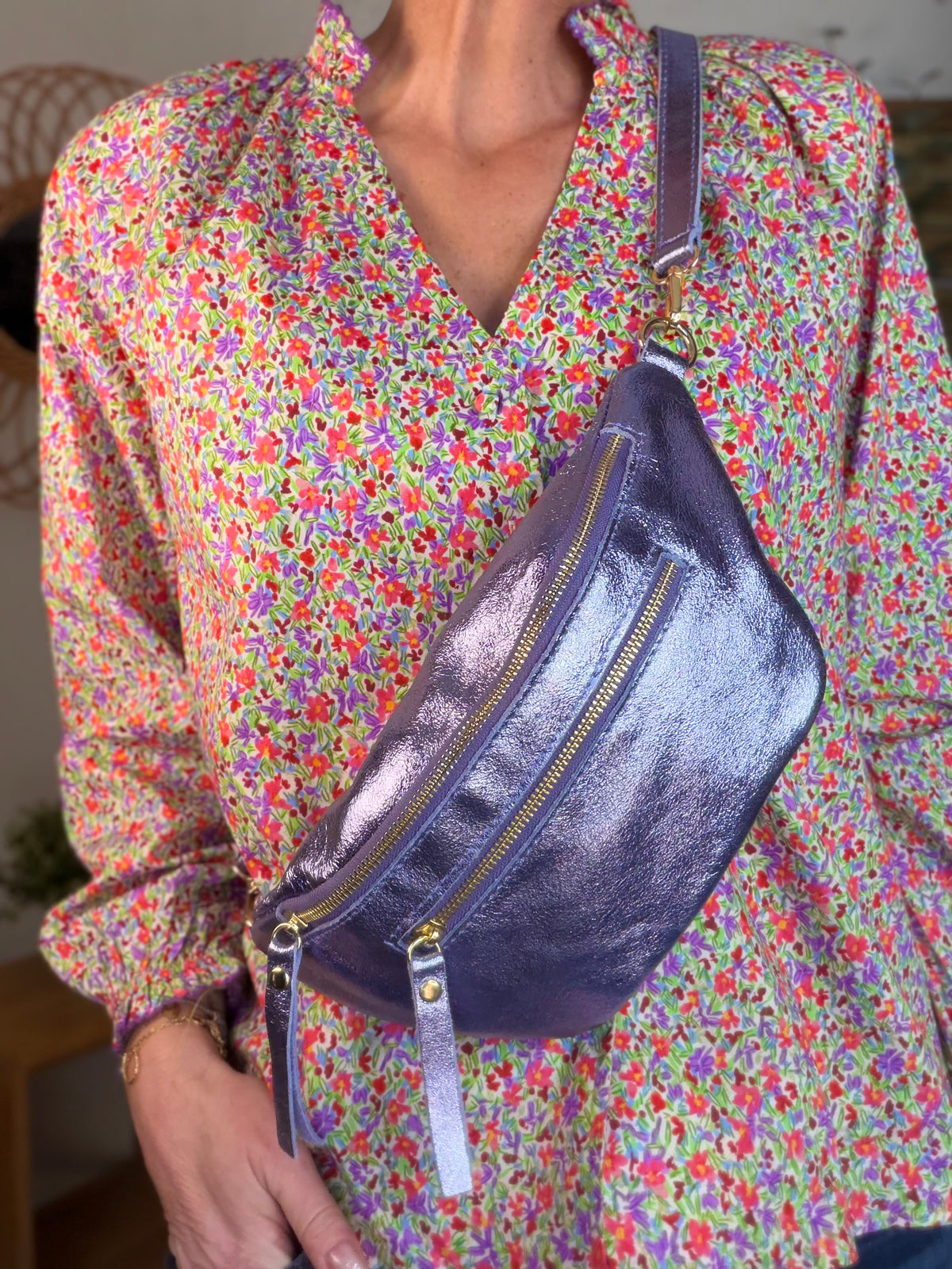 Sac banane en cuir irisé ERYN - Parme
