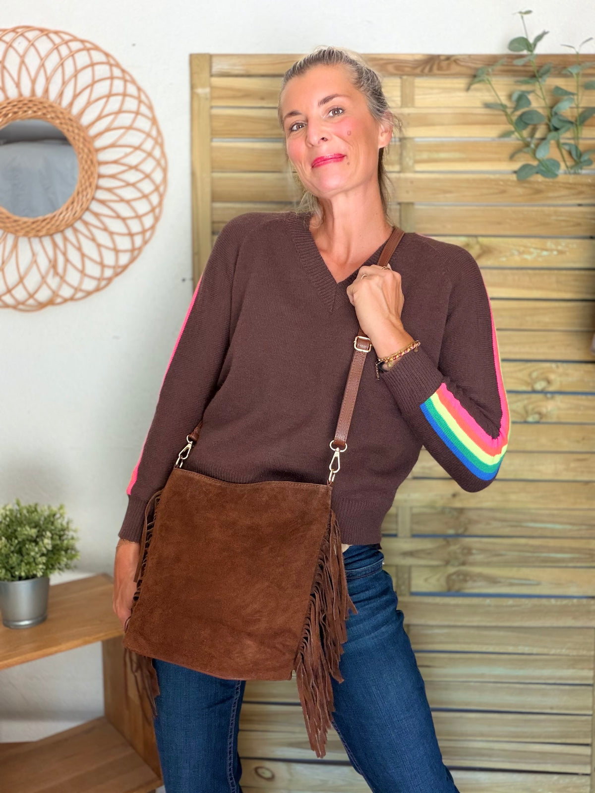 Pull épais avec bandes arc-en-ciel, col V - RAINBOW 🌈 Chocolat - Winter 2026