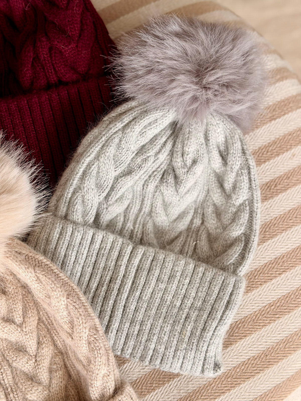 Bonnet torsadé en laine avec pompon JULES - FIN DE SÉRIE