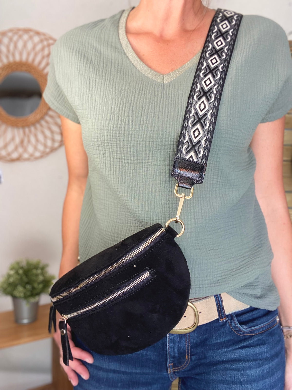 Sac banane en croûte de cuir + poche avant ALISON - Noir
