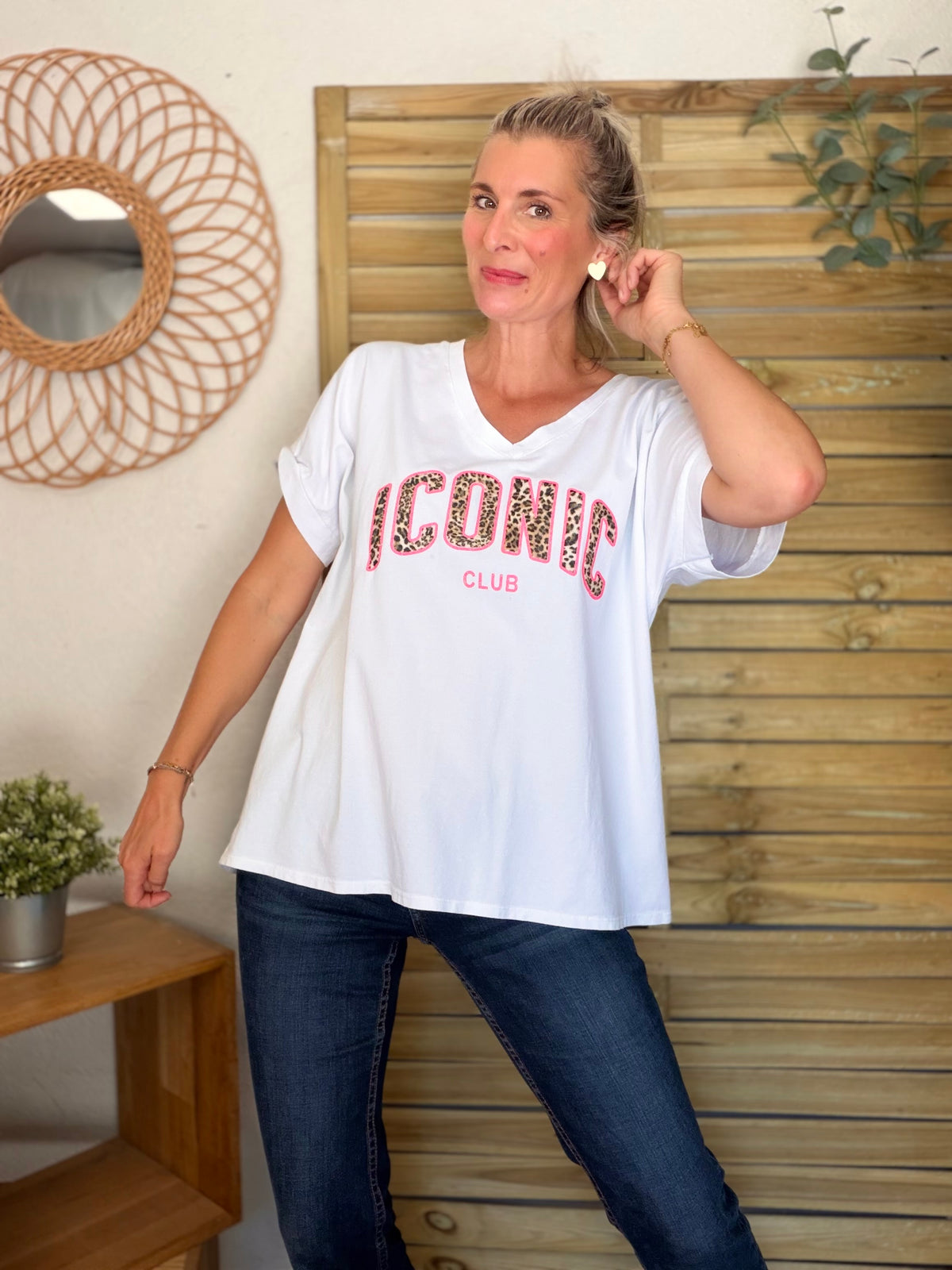 Tee shirt col V ICONIC club oversized MILA Léo - FIN DE SÉRIE