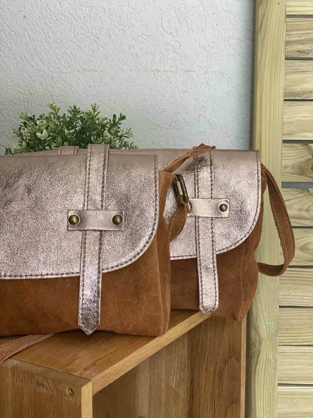 Sac bandoulière en cuir daim et irisé ESMÉE - Bronze / Camel